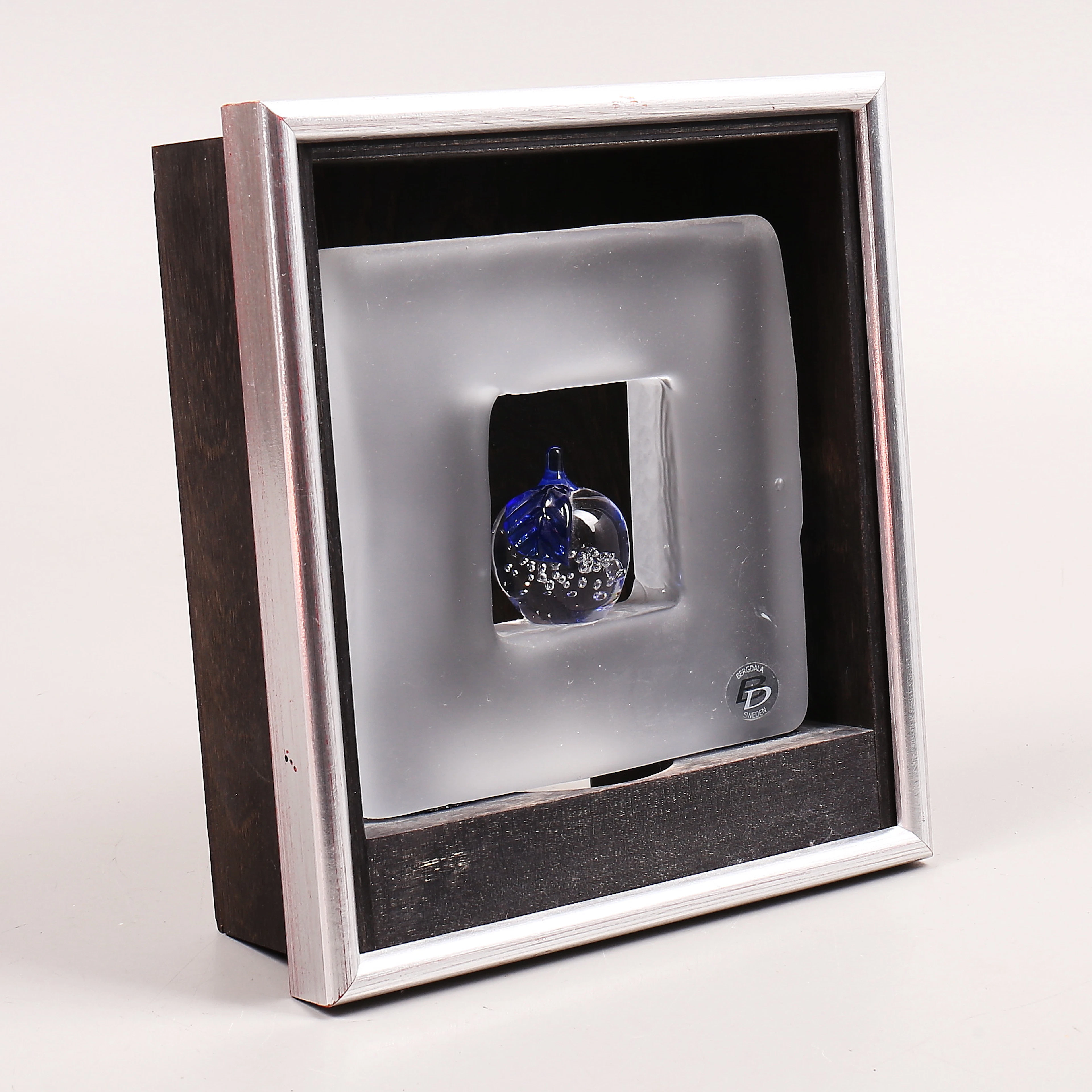 VÄGGSKULPTUR, glas/trä, Bergdala glasbruk, 2000-tal.