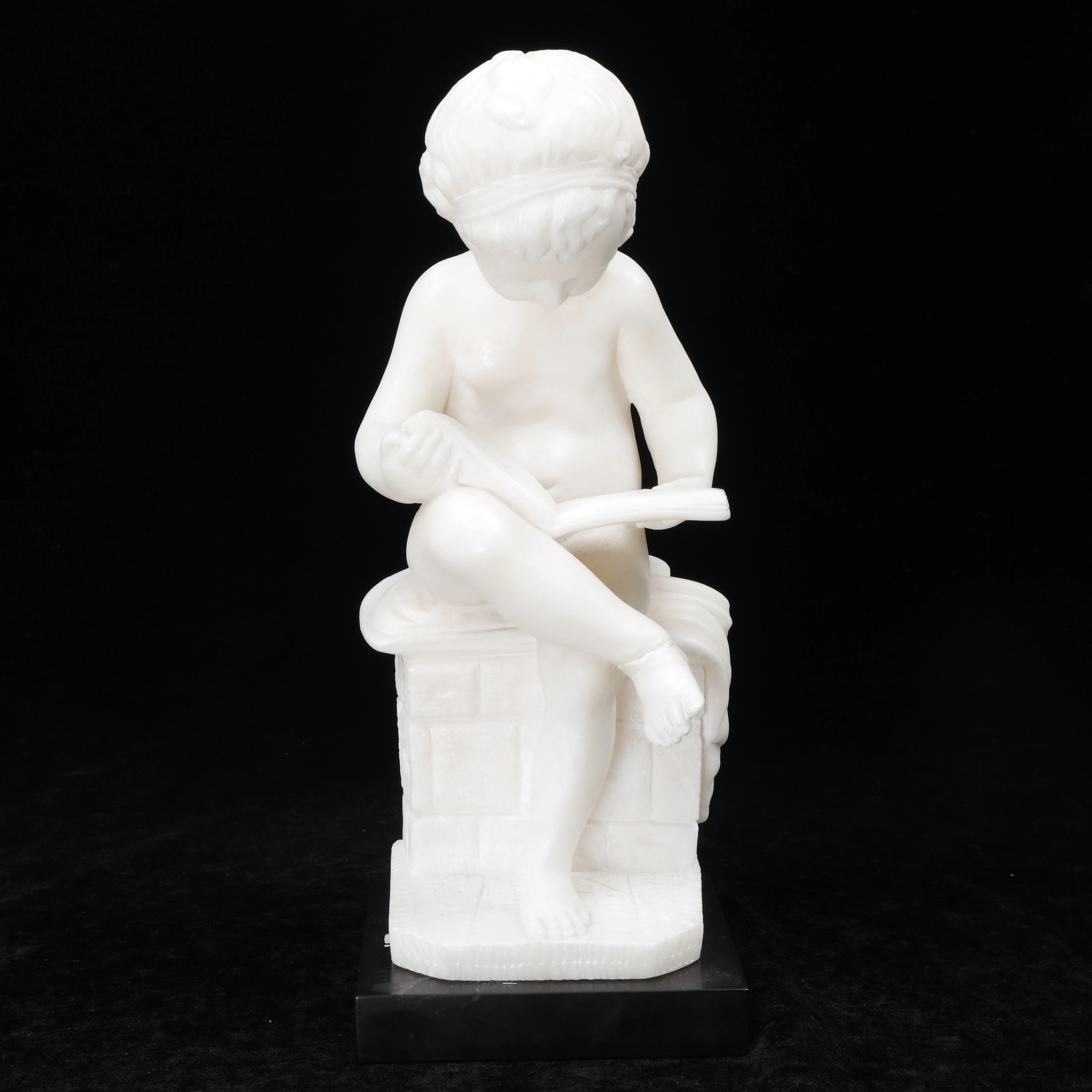 SKULPTUR, läsande pojke, alabaster.