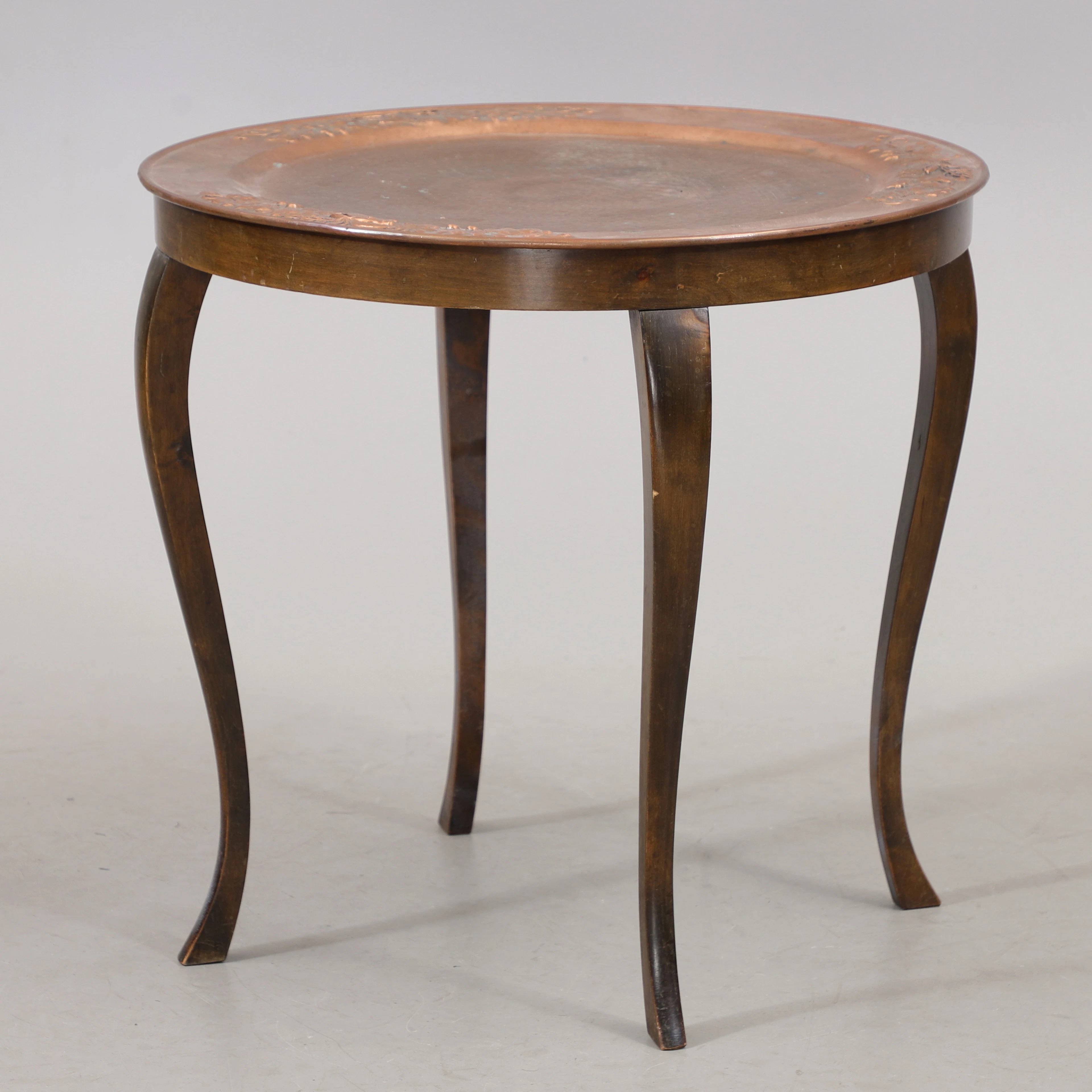 RÖKBORD, hamrad kopparskiva, 1900-talets första hälft.