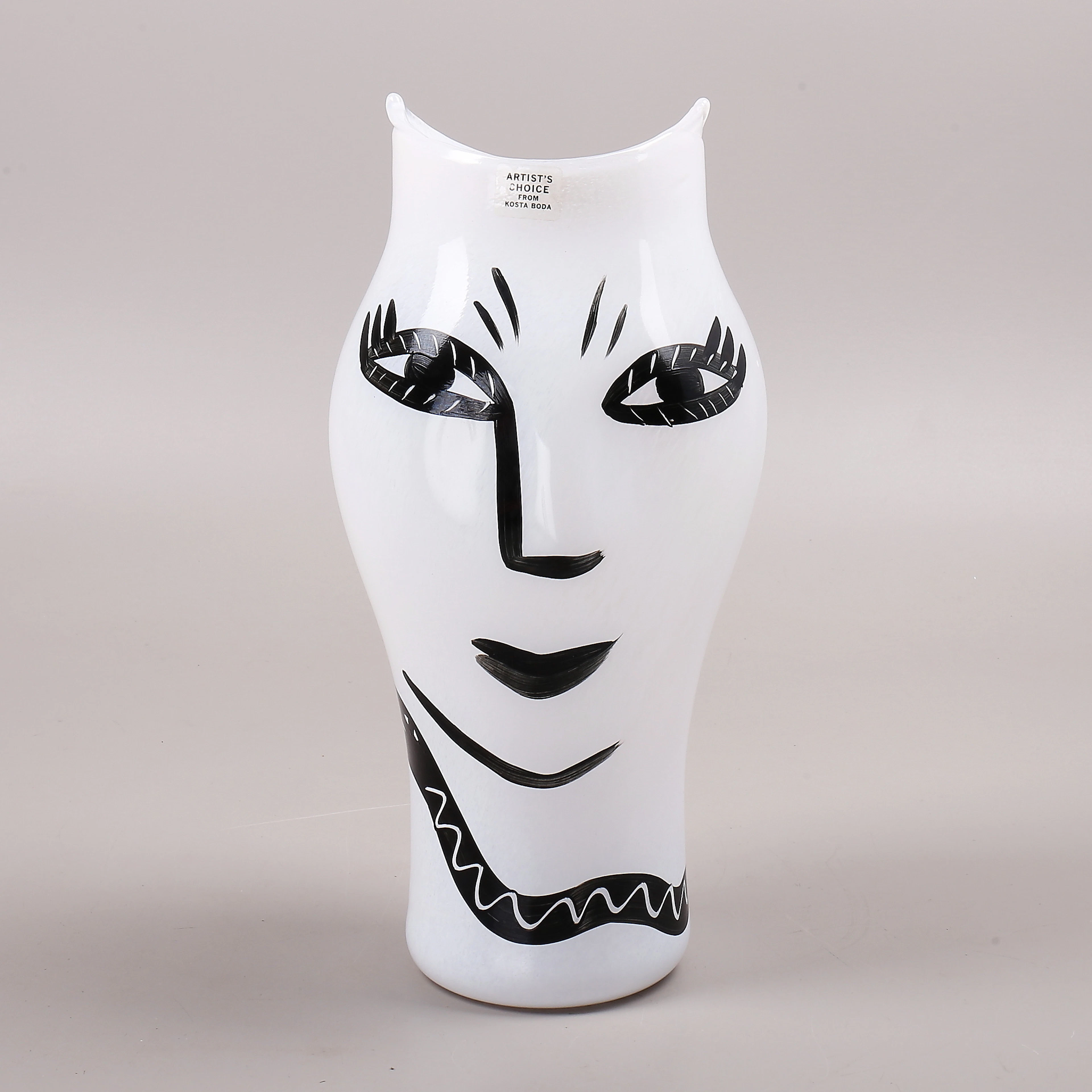 ULRICA HYDMAN-VALLIEN. Vas, glas, Kosta Boda, signerad.