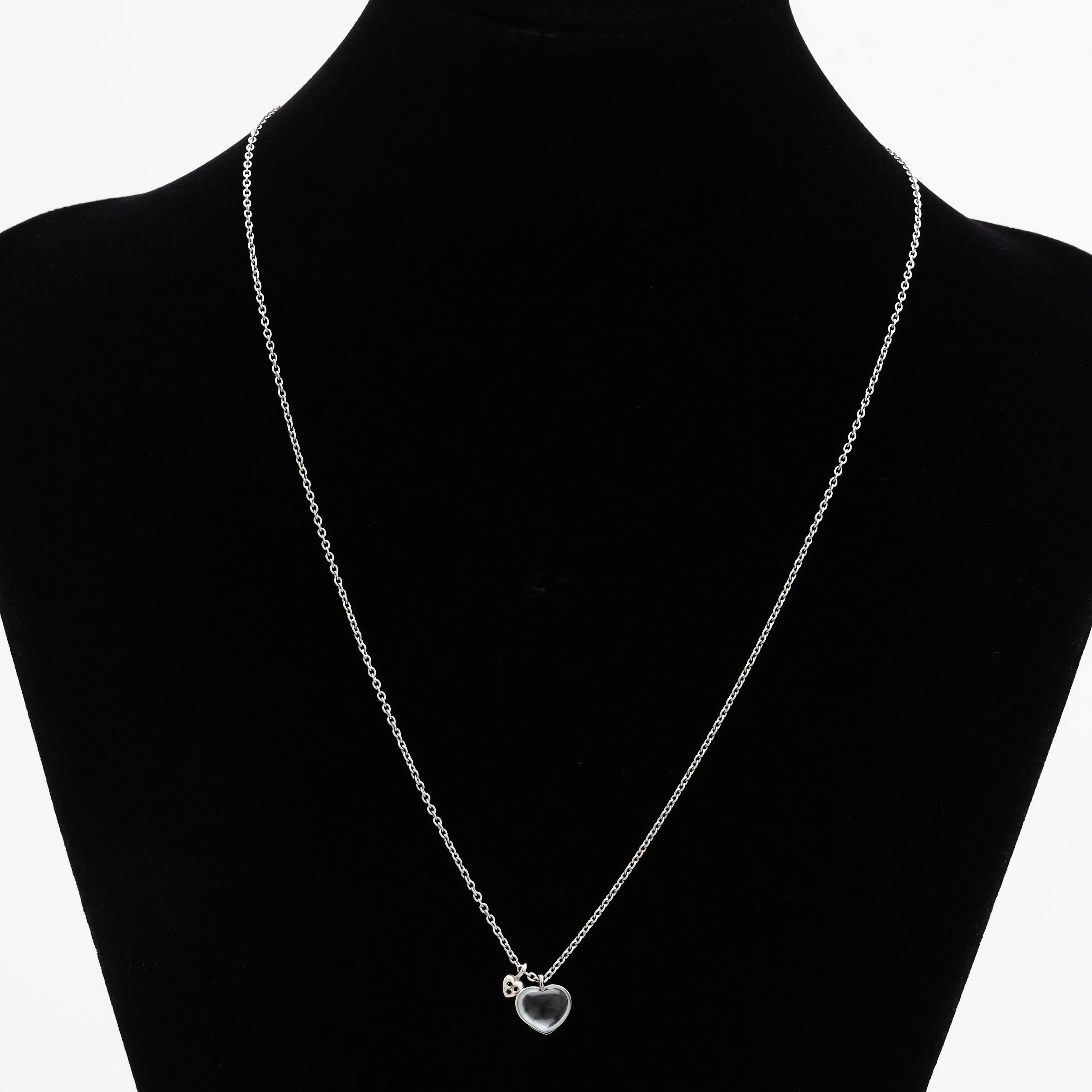 OLE LYNGGAARD. HALSBAND MED TVÅ HÄNGEN, vitguld 18K, totalvikt 4,73 gram.