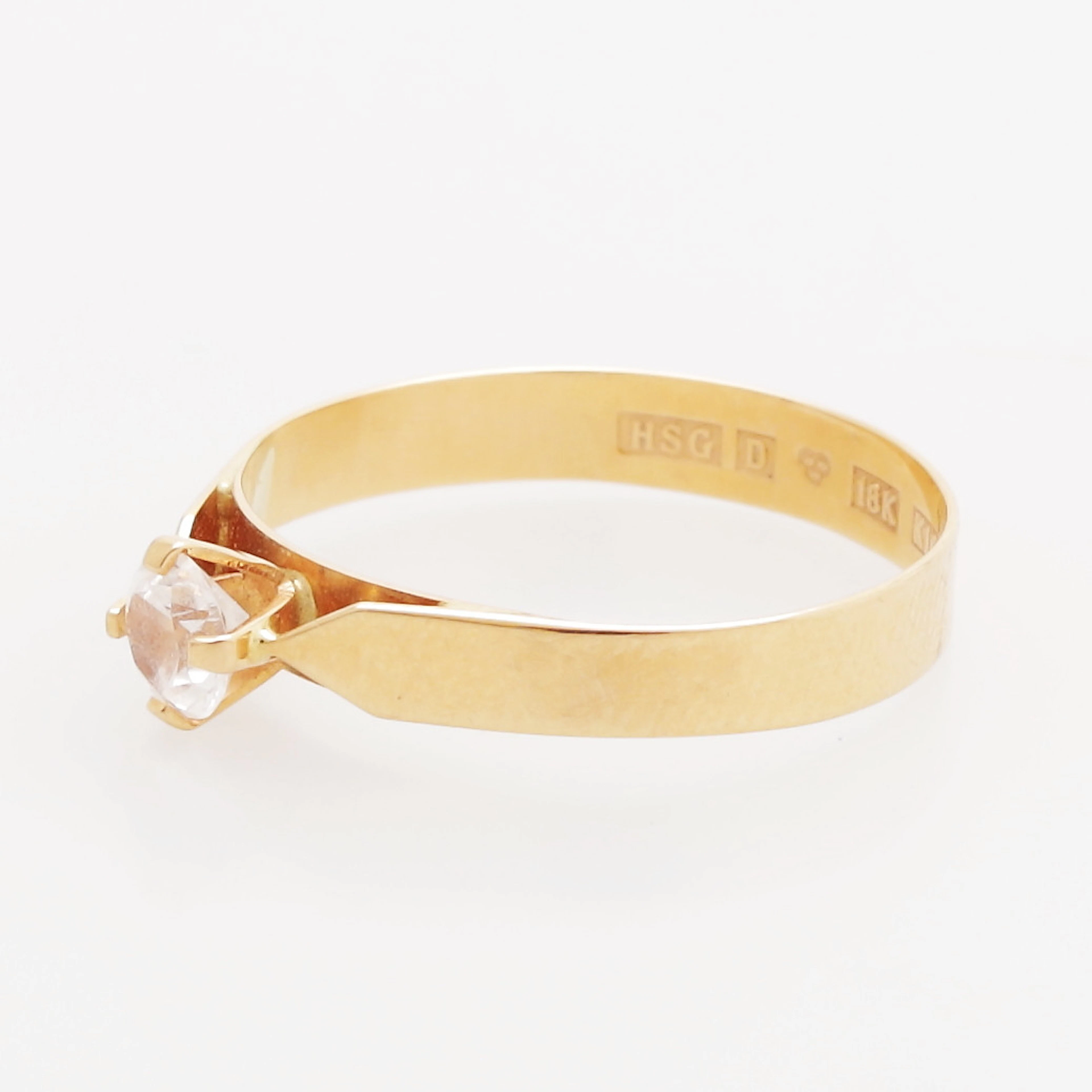 RING, guld 18k, med vit sten, Hedbergs, Dalsjöfors 1984, vikt 1,21 gram.