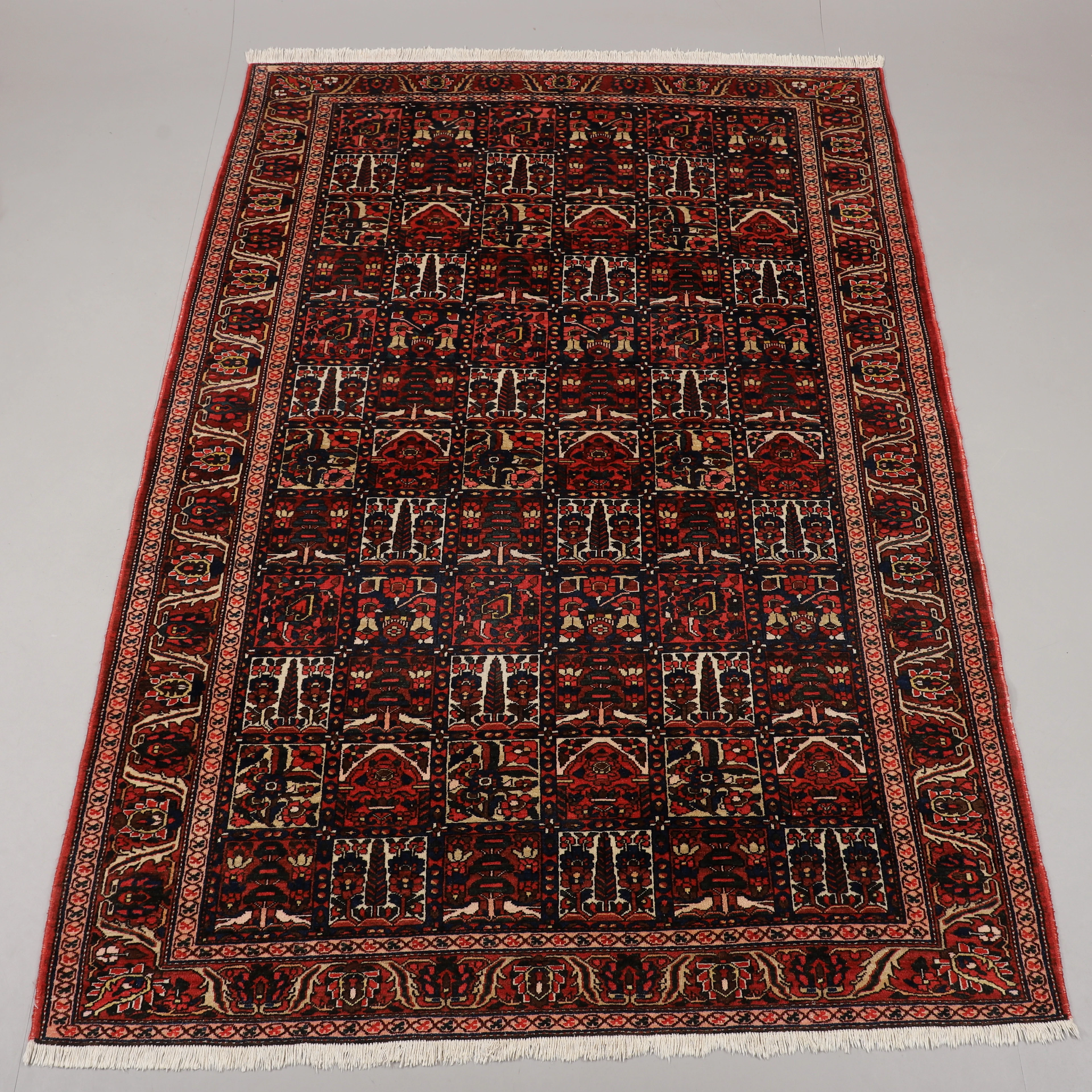 MATTA, Bakhtiari, persisk, 296 x 207 cm.