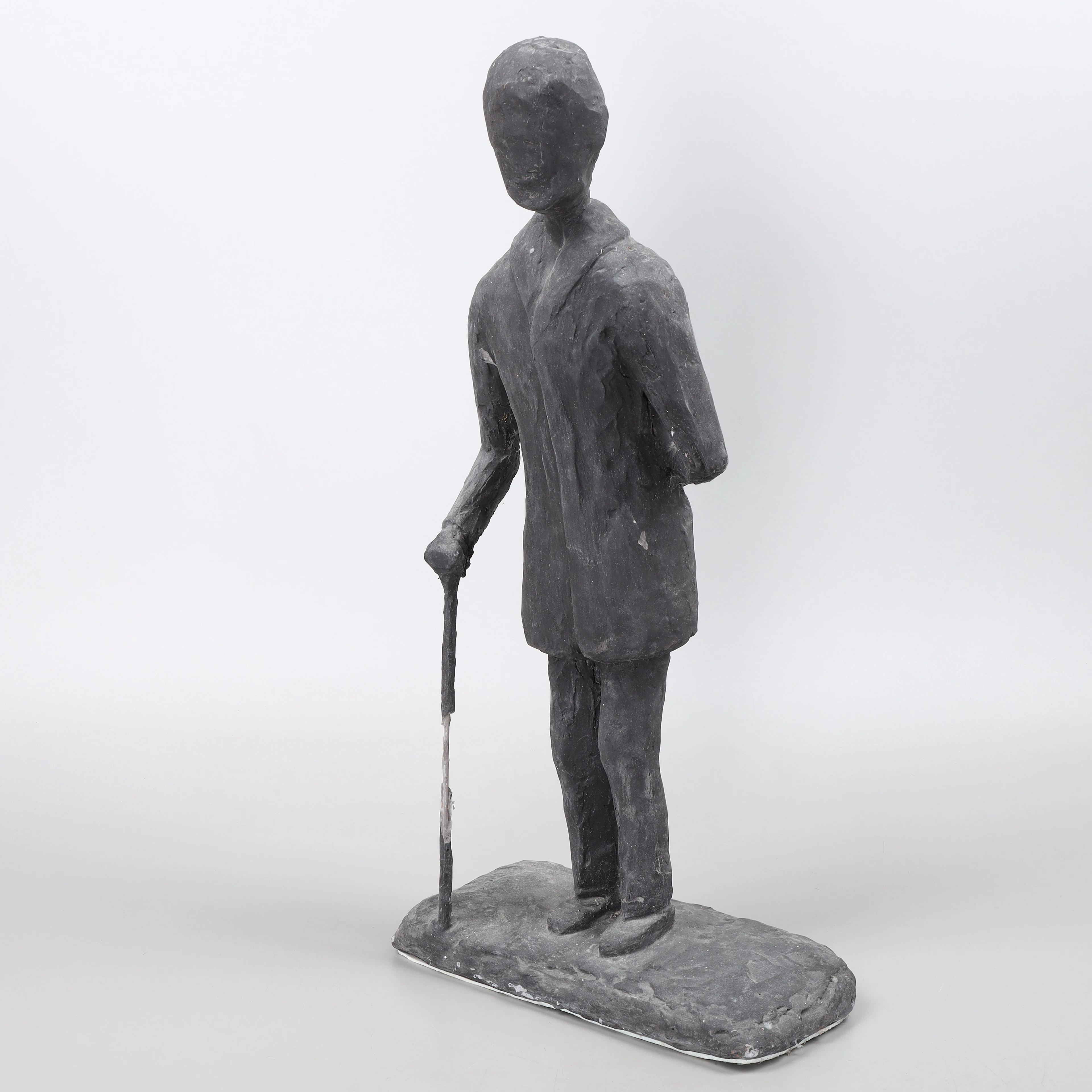 SKULPTUR, man med käpp, lergods, 1900-tal.