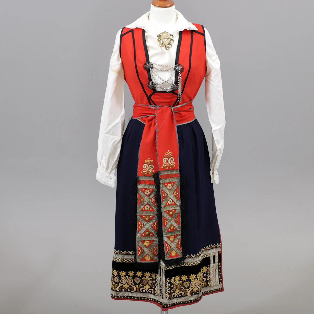 VÄRENDSDRÄKT, 1913.