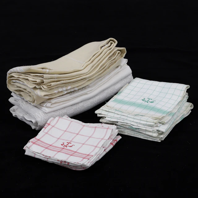 HANDDUKAR, 16 st samt DUKAR, broderade, 3 st.