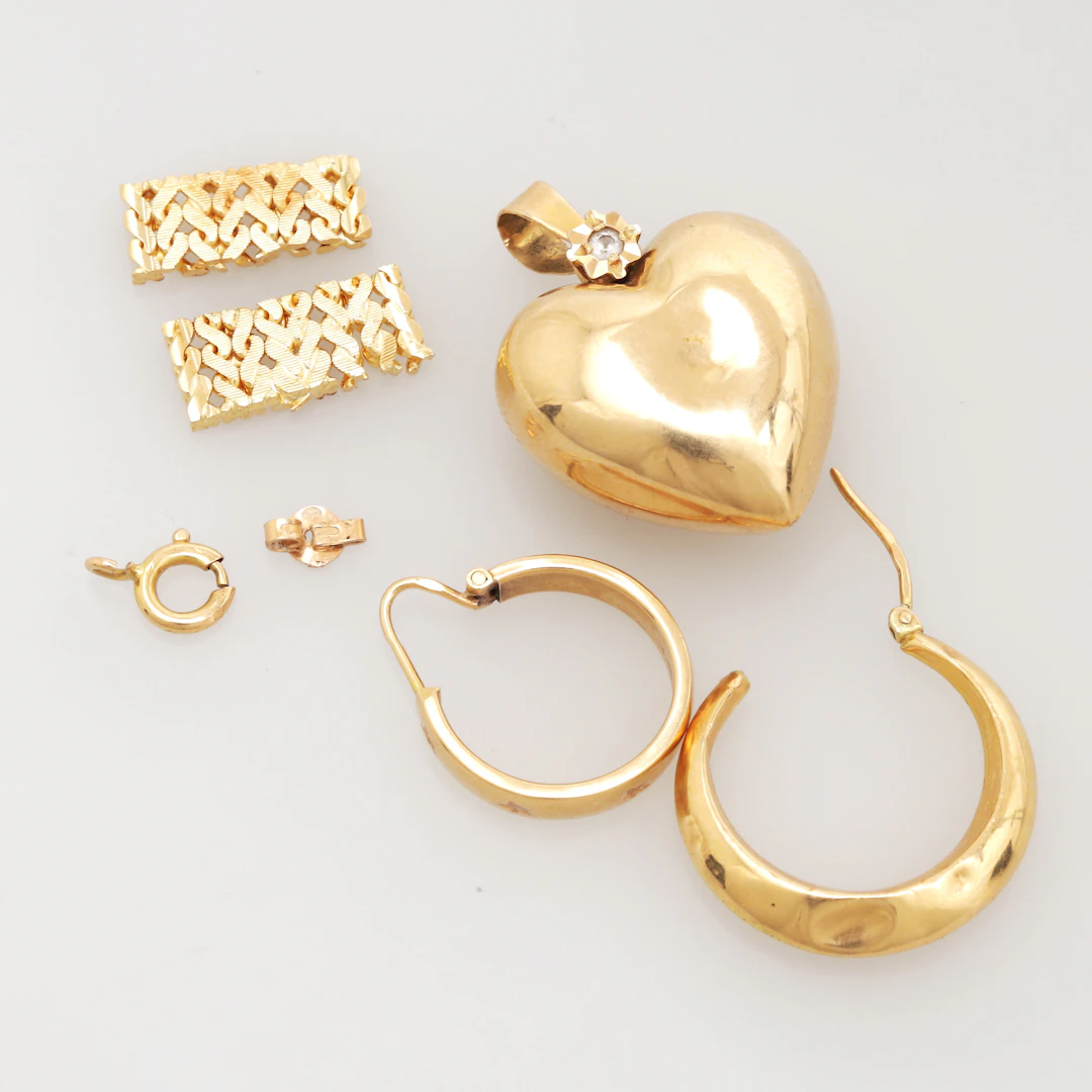 SKROTGULD, 18k, 7 delar, vikt 9,36 gram.