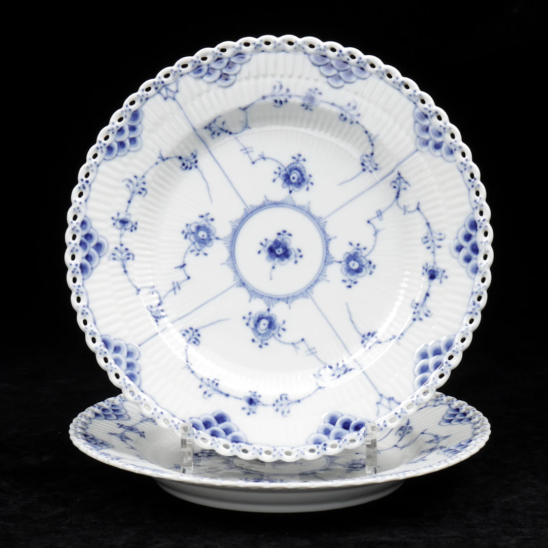 TALLRIKAR, 2 st, "Musselmalet", helblond, Royal Copenhagen.