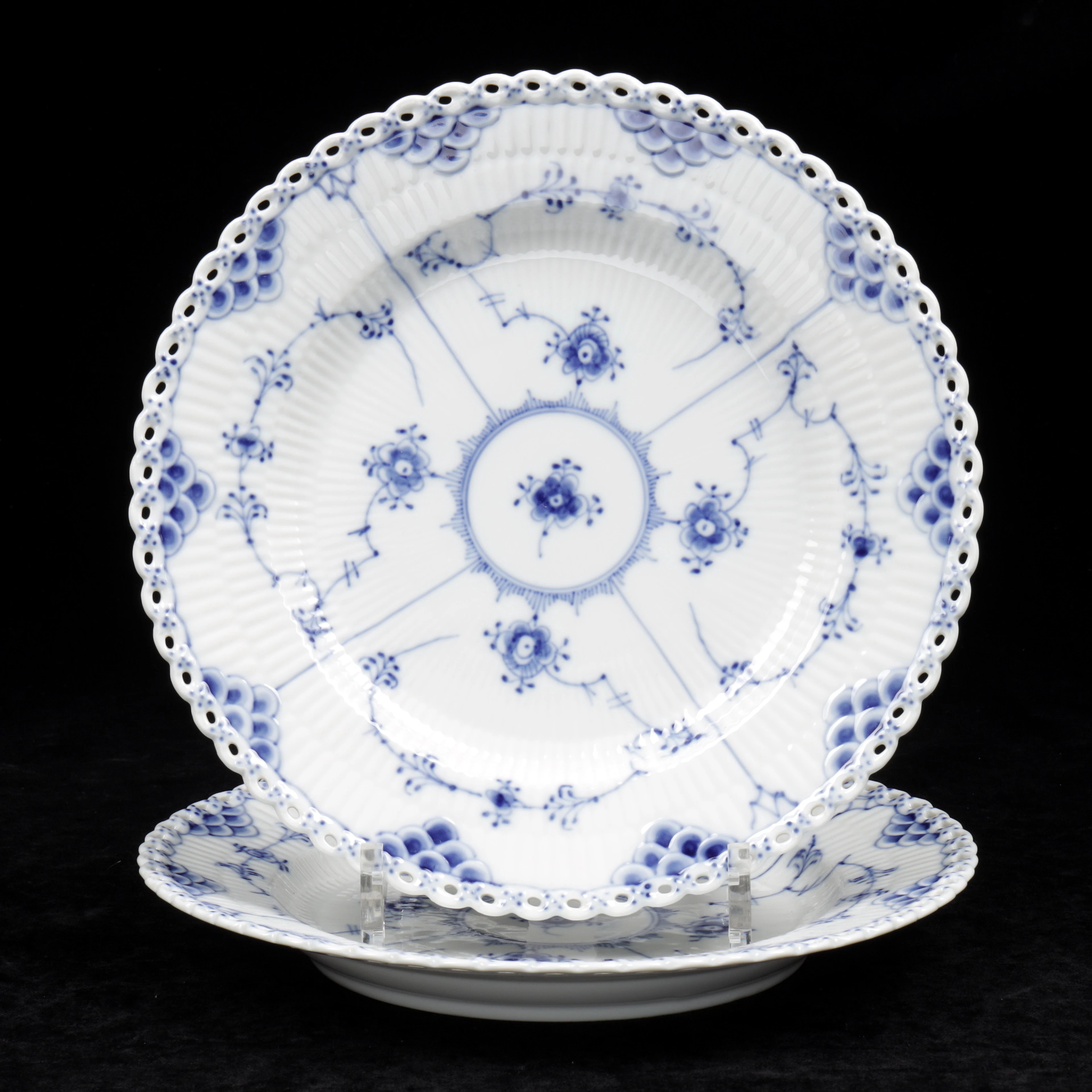TALLRIKAR, 2 st, "Musselmalet", helblond, Royal Copenhagen.