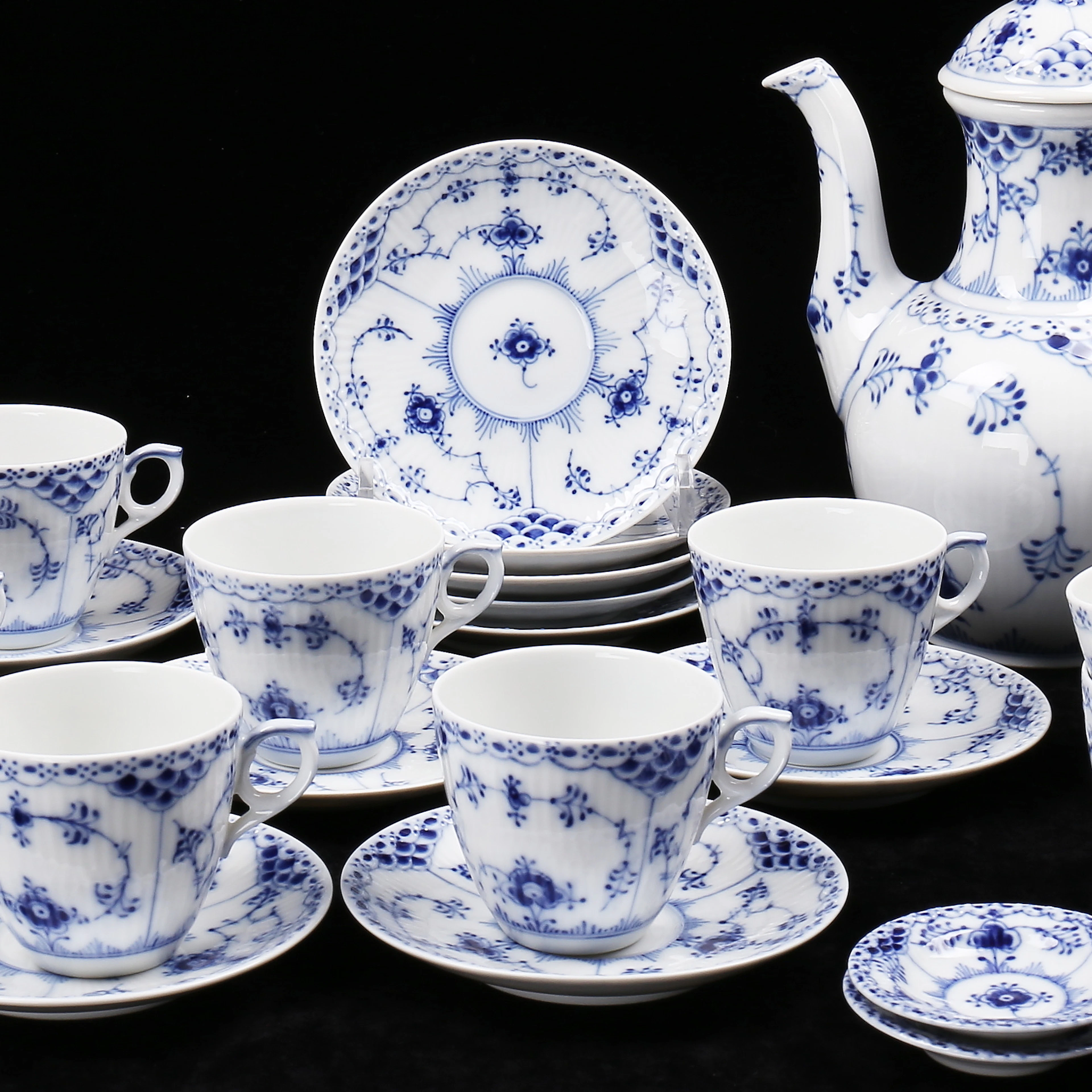 KAFFESERVIS, 28 delar, "Musselmalet", porslin, Royal Copenhagen.