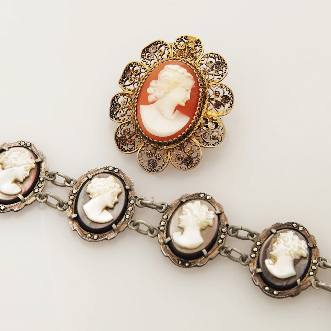 BROSCH samt ARMBAND med caméer, silver, filigranarbete.