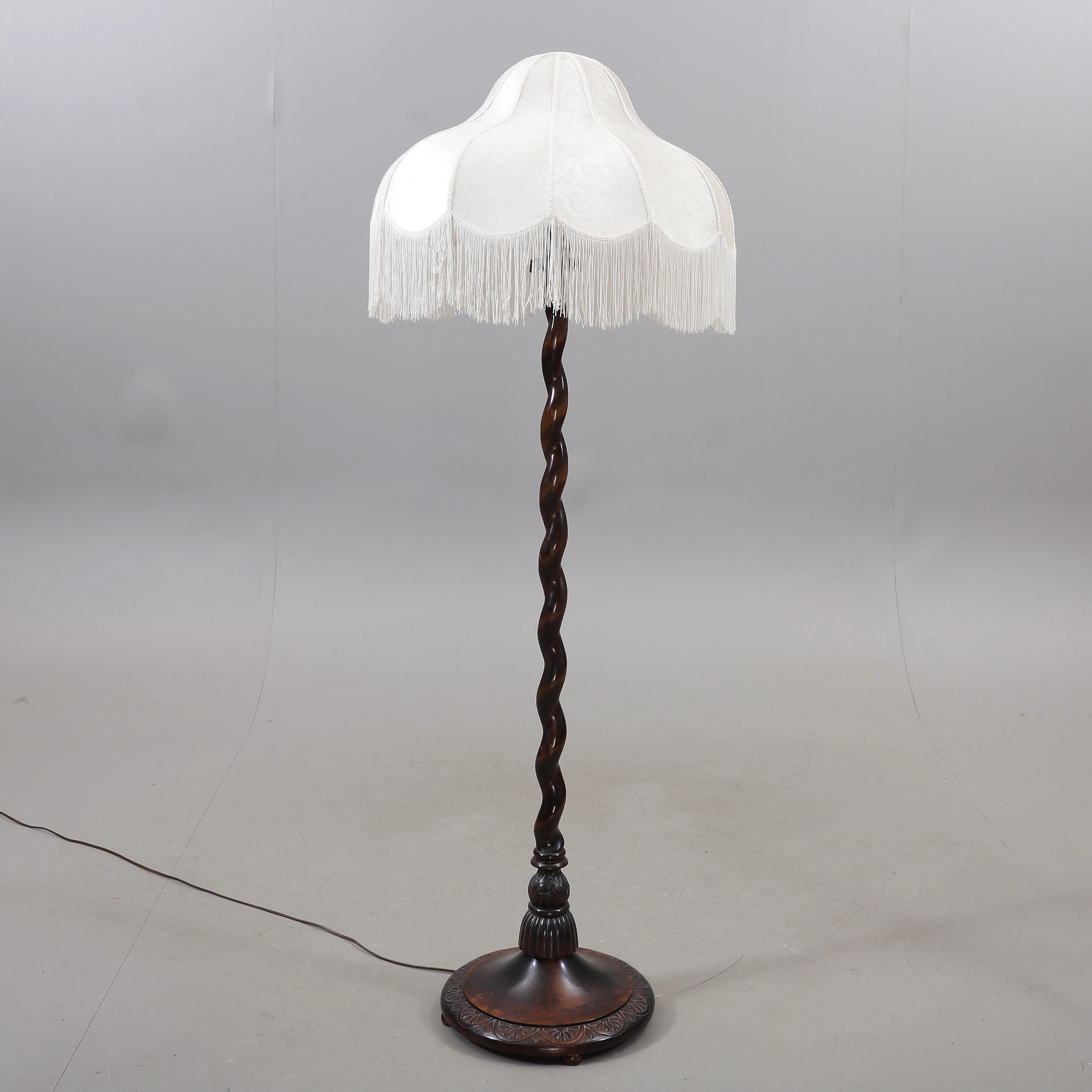 GOLVLAMPA, björk, svarvad fot, 1900-talets första hälft.