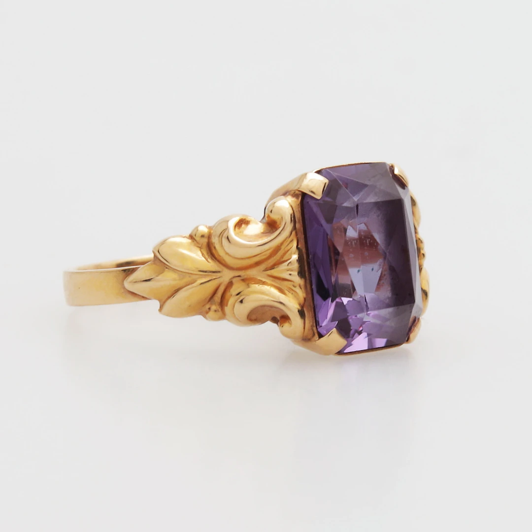RING, guld 18k, med lila sten, Gustaf Dahlgren & Co, Malmö 1953, vikt