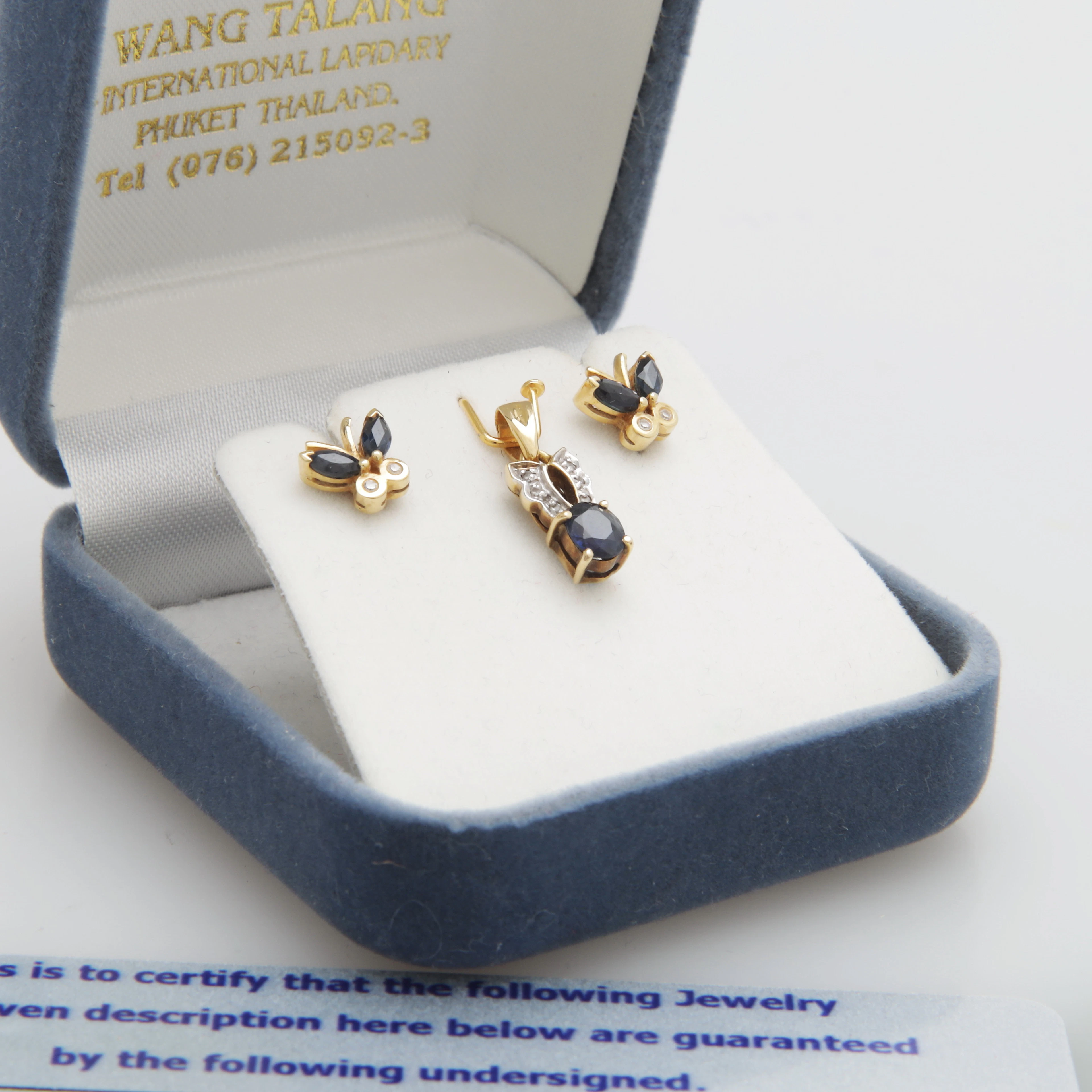 HÄNGE samt ÖRHÄNGEN, 3 delar, med safirer samt diamanter, guld, 18K