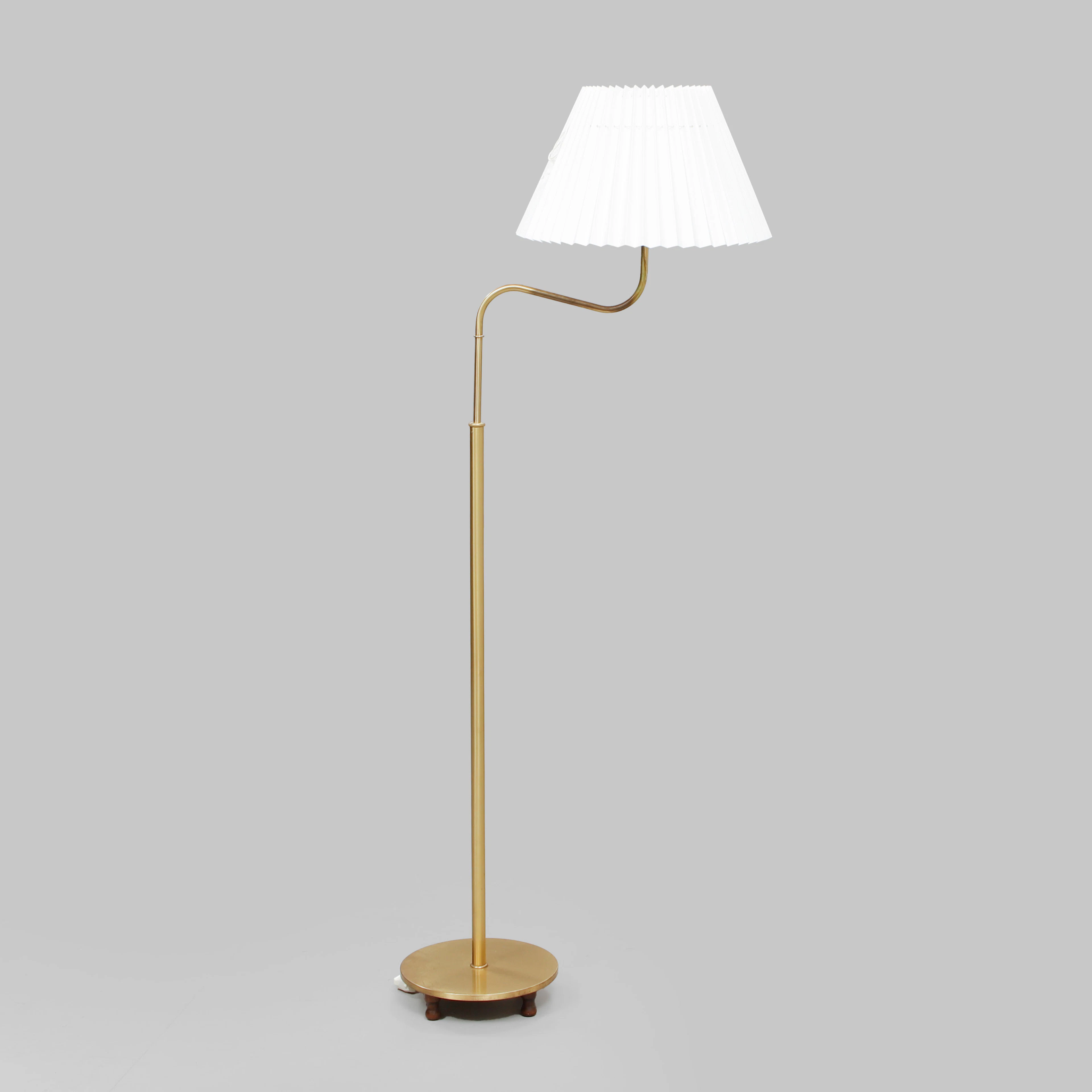 JOSEF FRANK. Golvlampa "Lilla Kamelen", modell 2568, stomme i mässing