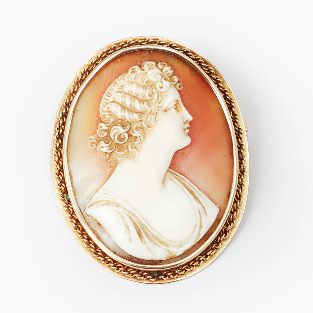 BROSCH, 14k guld, snäckskalskamé, vikt ca 16,2 gram.