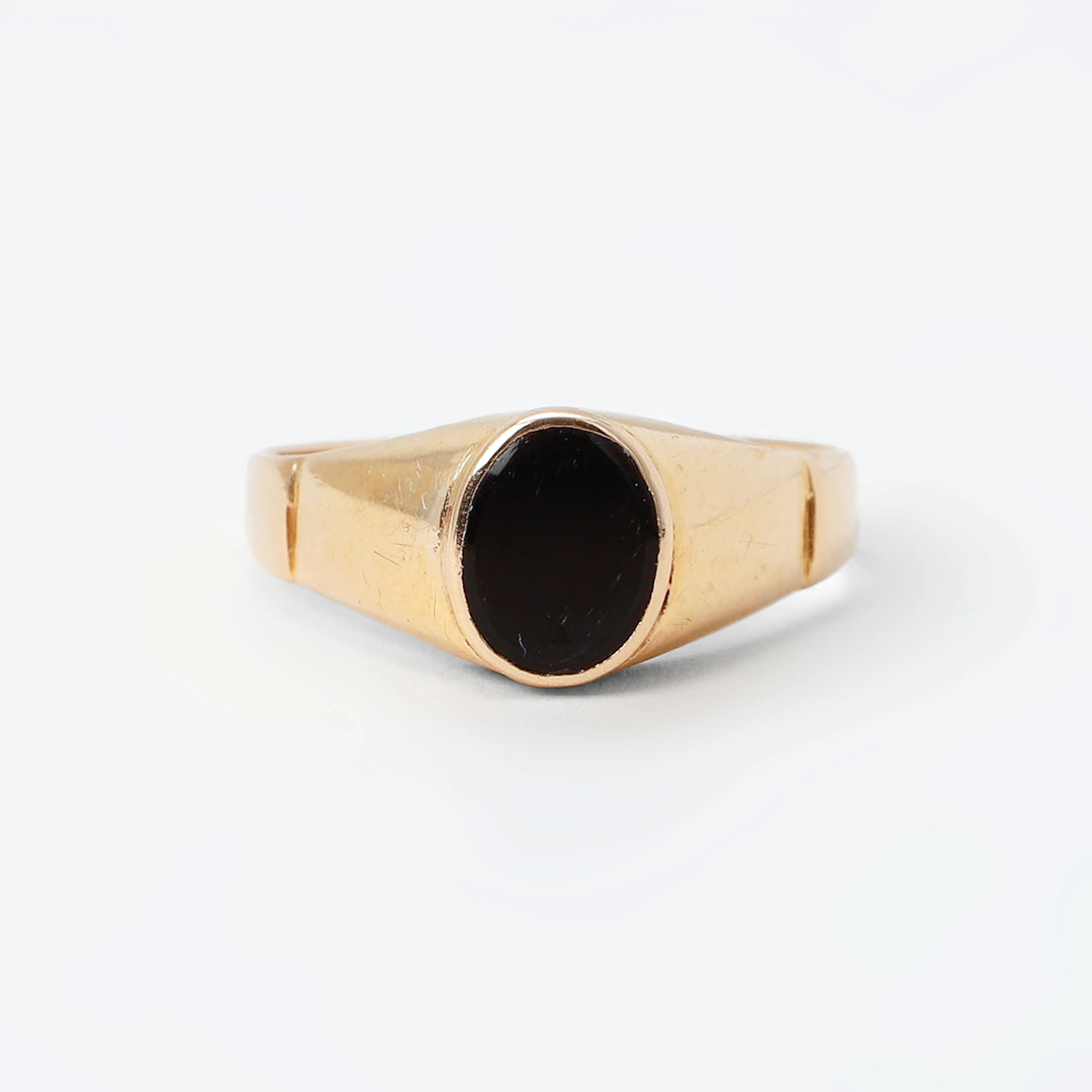 RING, 18k guld och onyx. Vikt 3.8 gram.