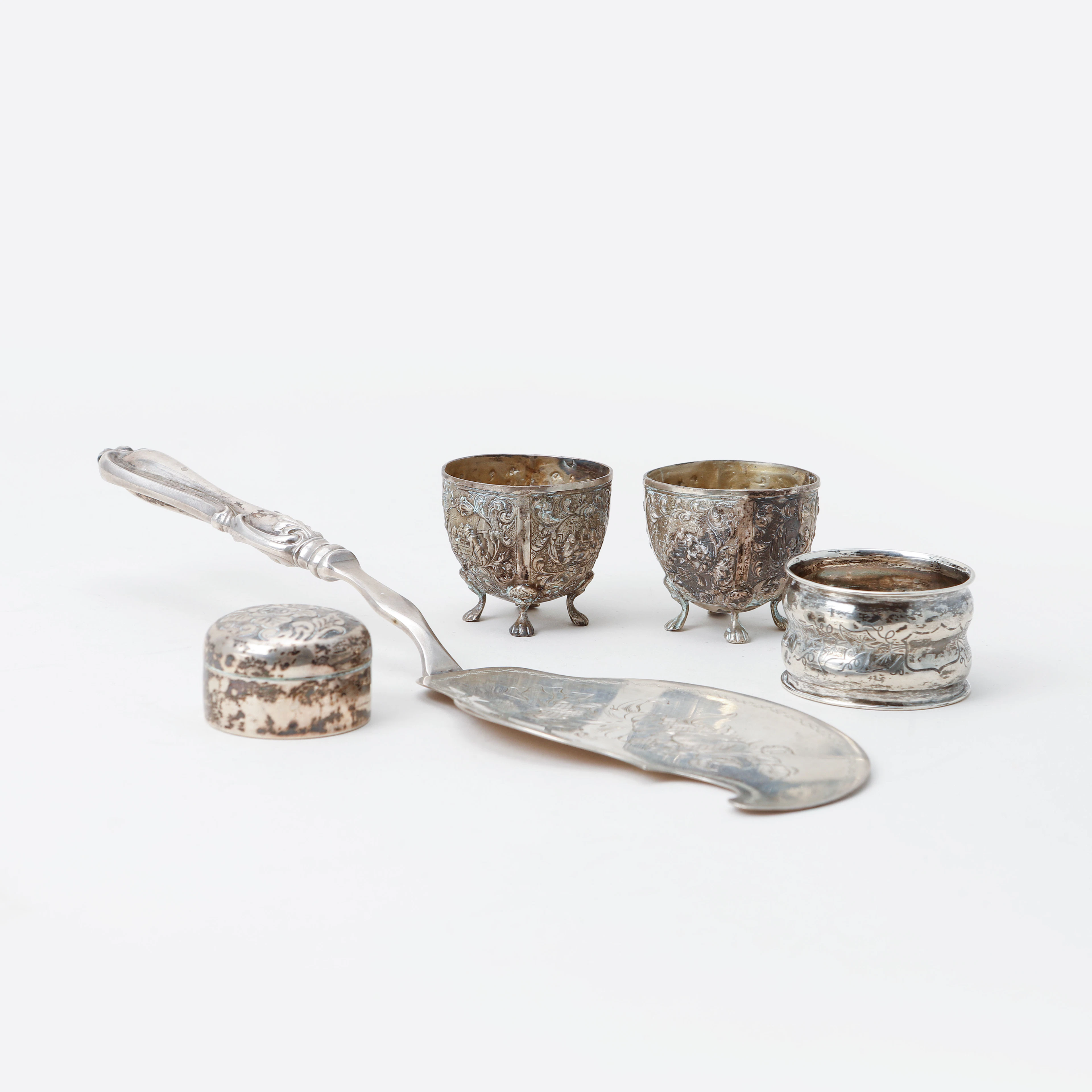 DOSA, SKÅLAR, SERVETTRING samt FISKSPADE, silver, 1800-tal.