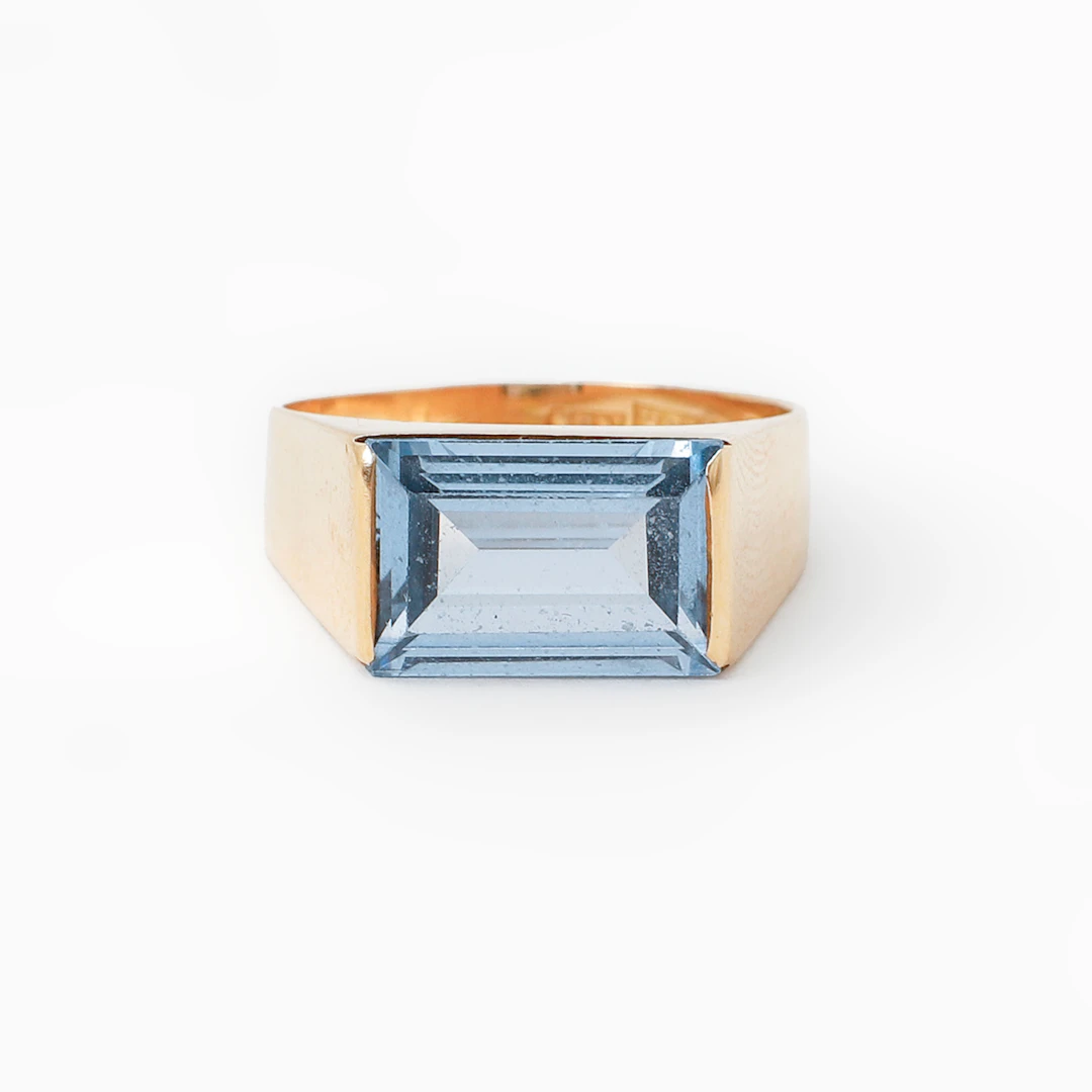 RING, 18k guld samt syntetisk spinell, 1963. Vikt 4.3 gram.