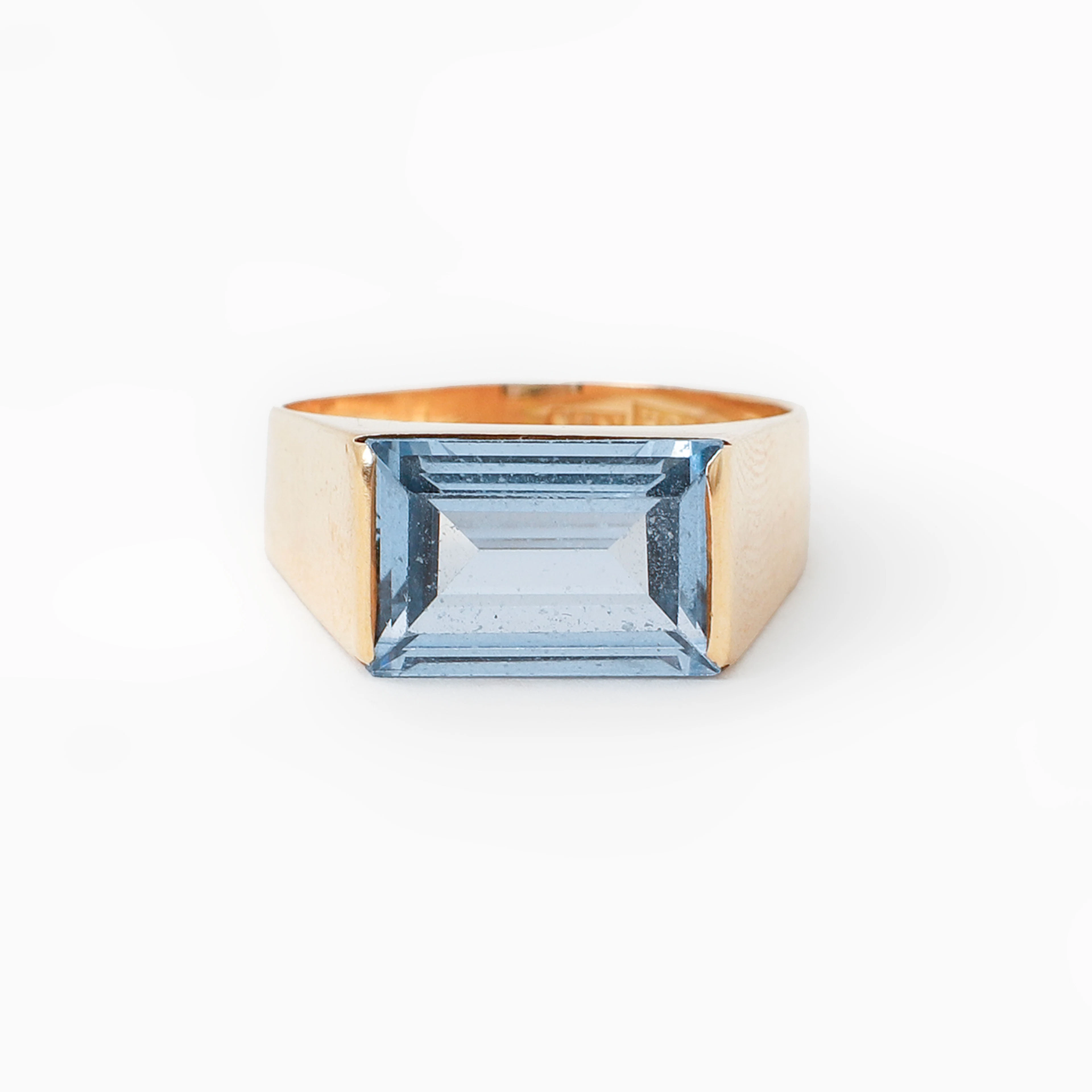 RING, 18k guld samt syntetisk spinell, 1963. Vikt 4.3 gram.