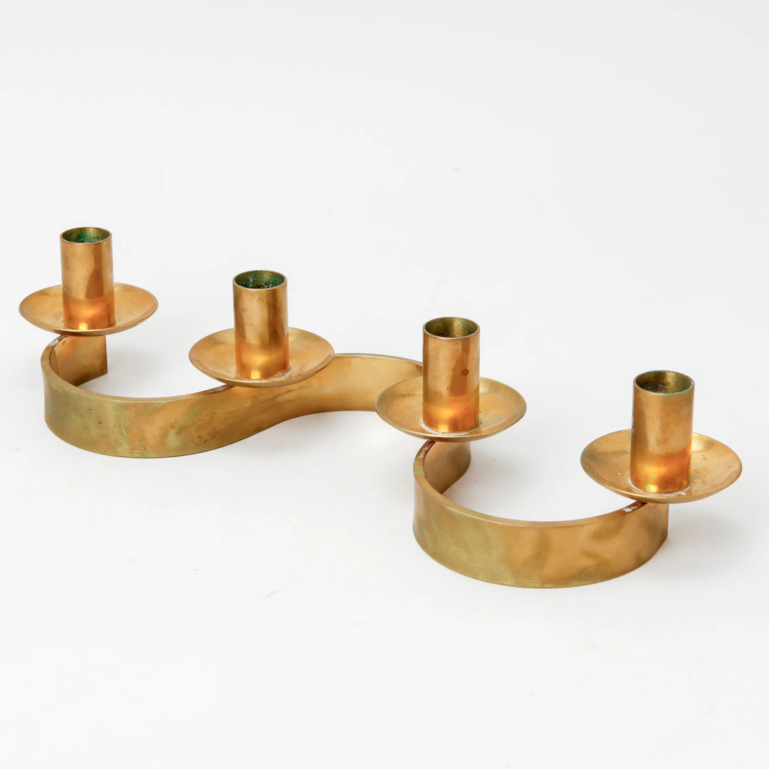 JOSEF FRANK. Ljusstake "Slingan", mässing, Firma Svenskt Tenn.