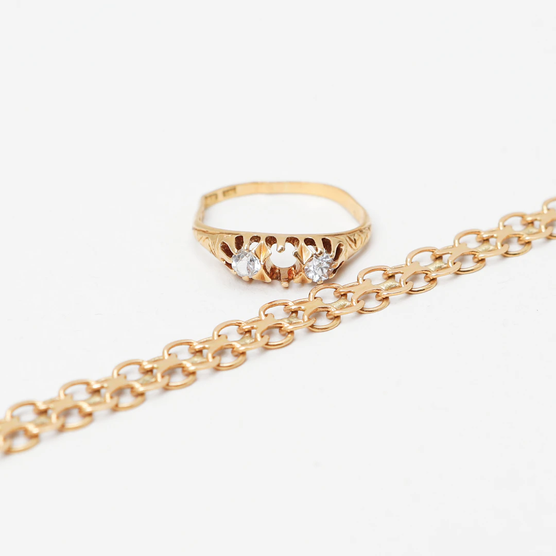 ARMLÄNK och RING, 18k guld och syntetiska stenar. Vikt ca 8,1 g.