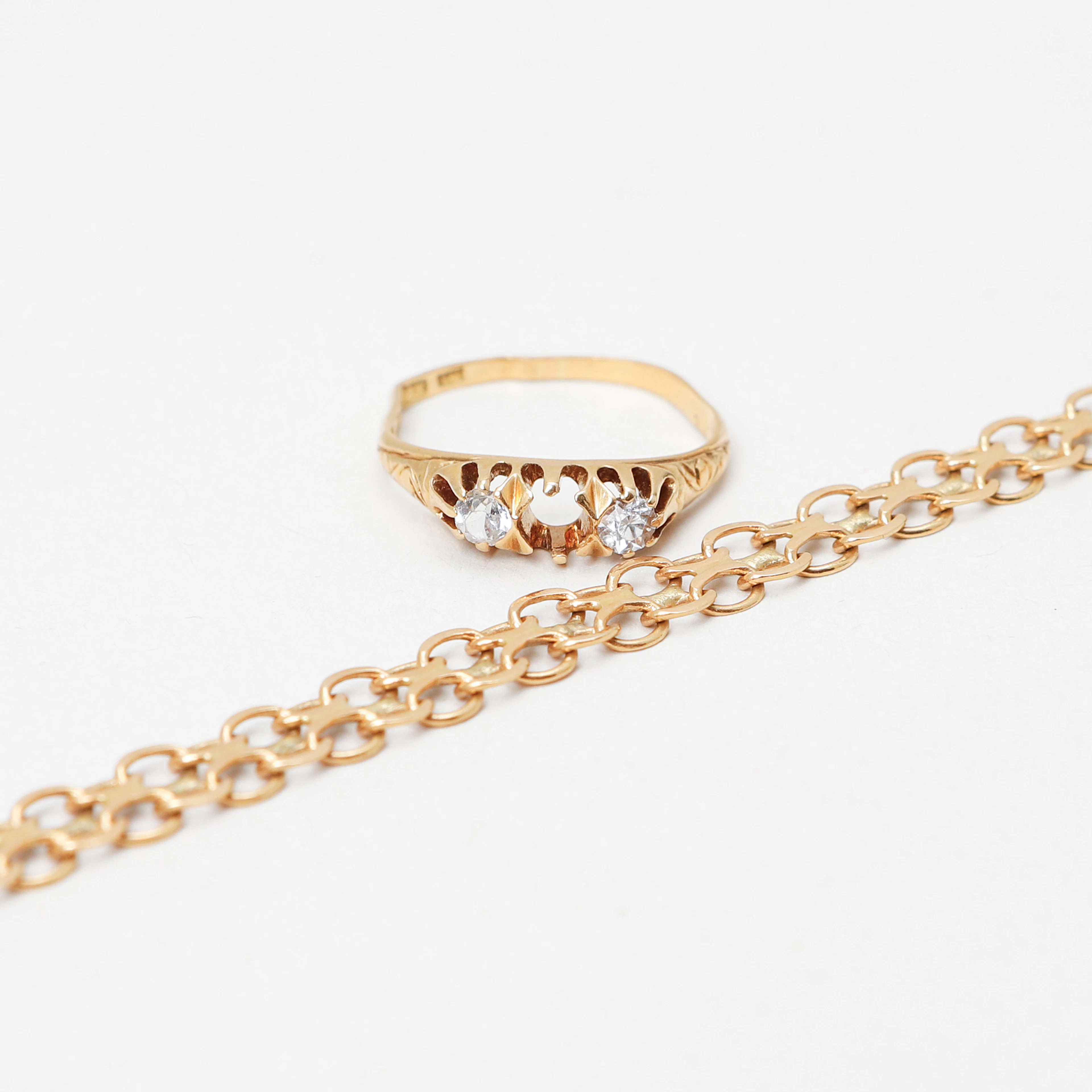 ARMLÄNK och RING, 18k guld och syntetiska stenar. Vikt ca 8,1 g.
