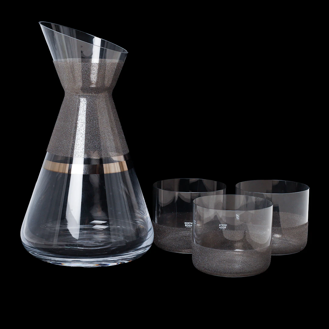 ANNE NILSSON. Karaff med glas, 4 stycken, "Nero", Kosta Boda.