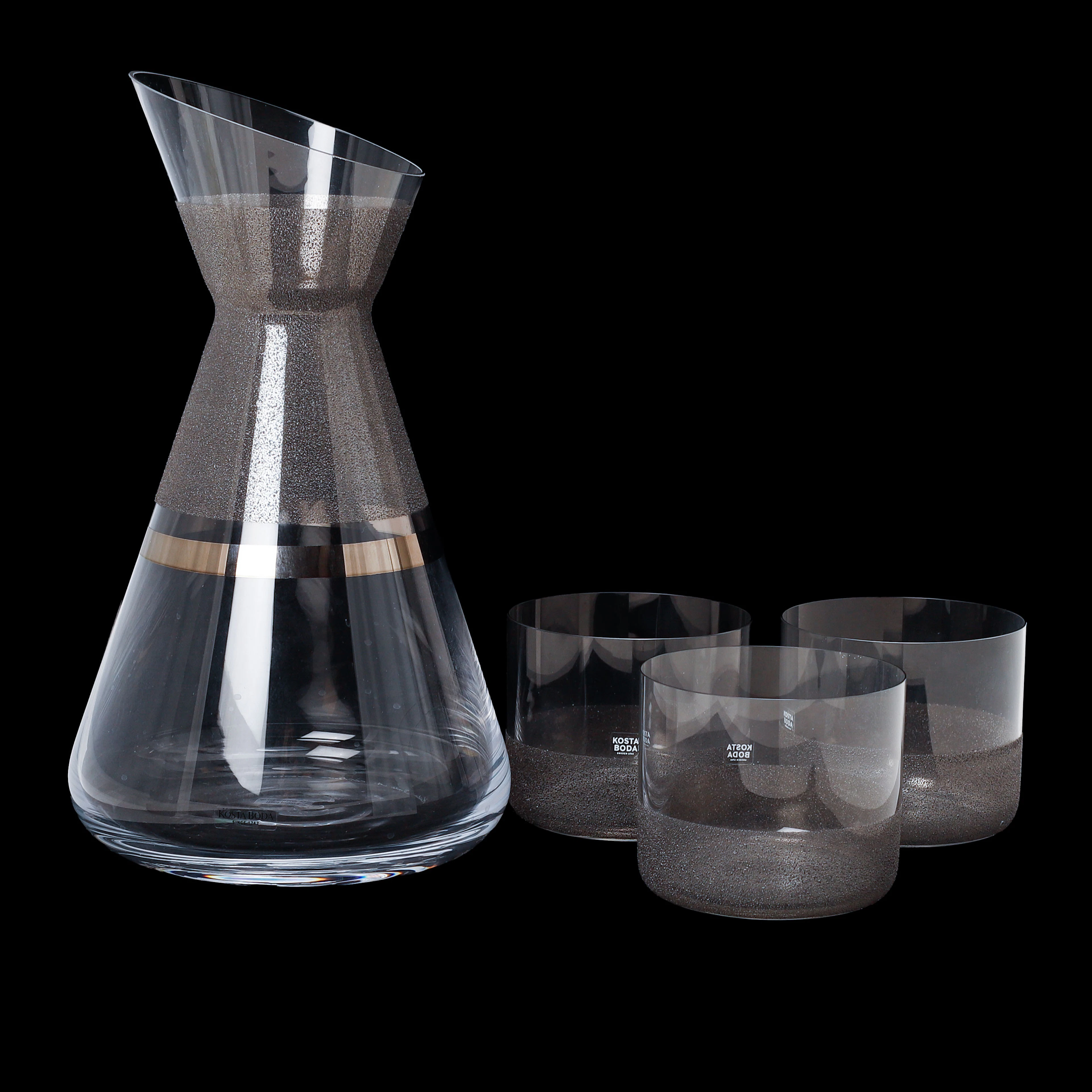 ANNE NILSSON. Karaff med glas, 4 stycken, "Nero", Kosta Boda.