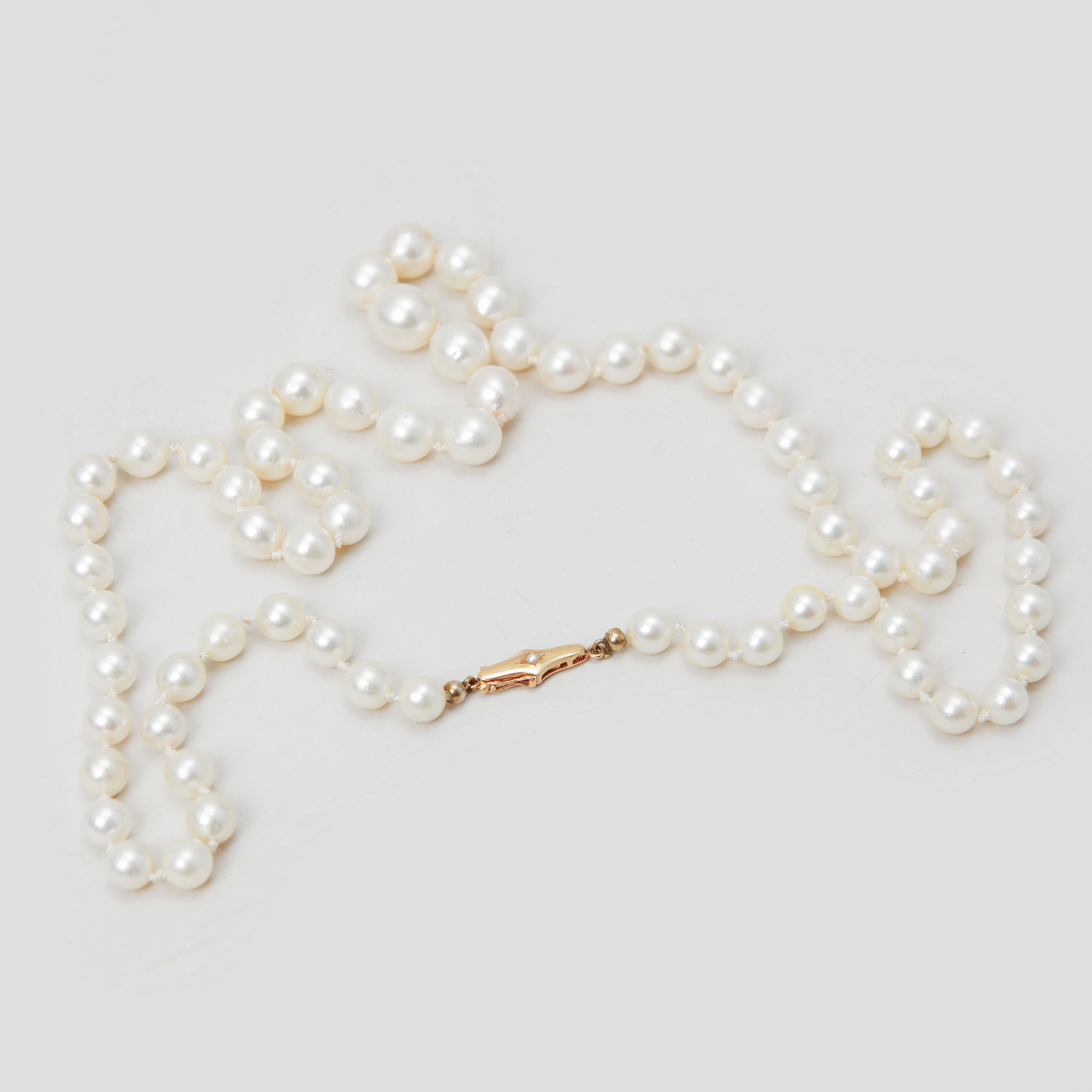 PÄRLCOLLIER med odlade pärlor och lås i 18k guld.