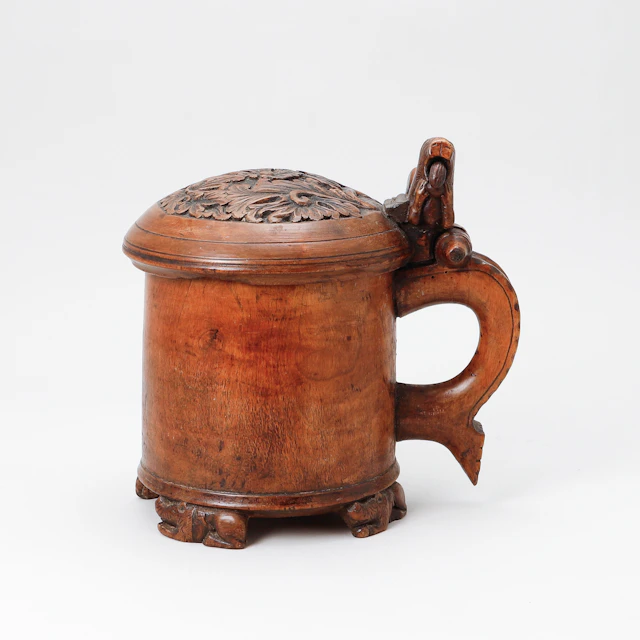 DRYCKESKANNA, skulpterad och svarvad björk, möjligen Norge, barock, 1700-tal.