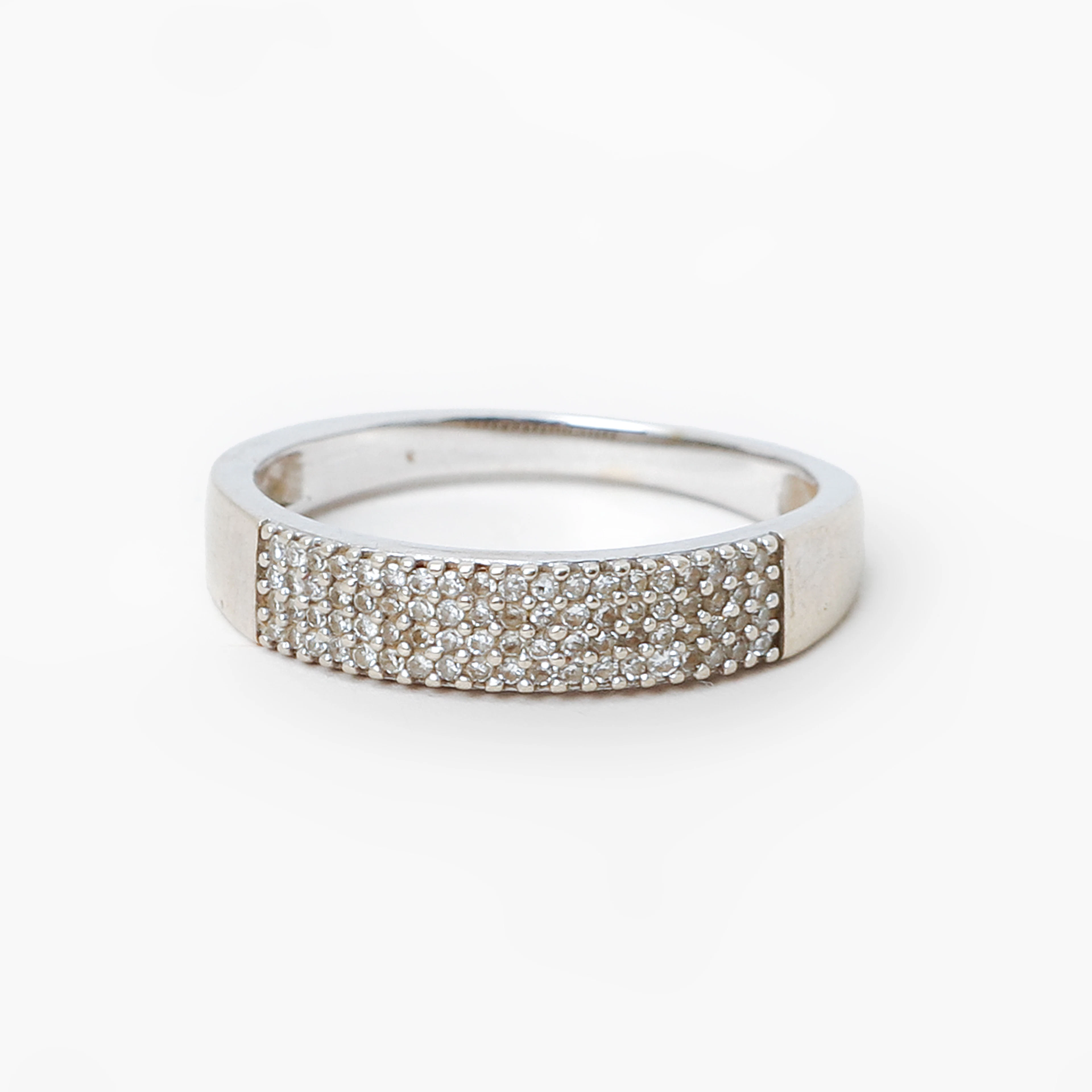 RING, 18k vitguld med små stenar. Vikt ca 3,2 gram.