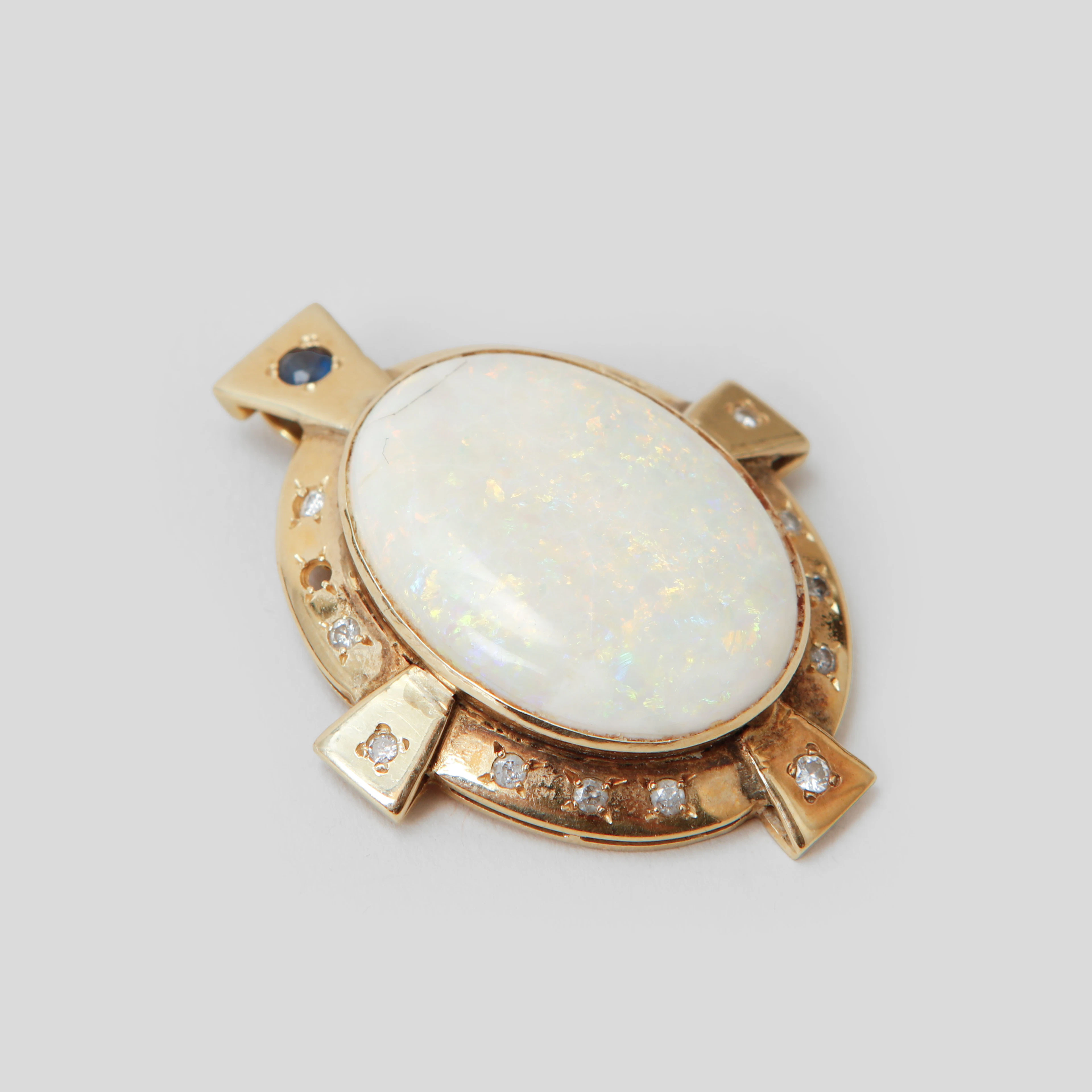 HÄNGE, 14k guld, cabochonslipad opal, safir samt diamanter, vikt ca 16 gram.
