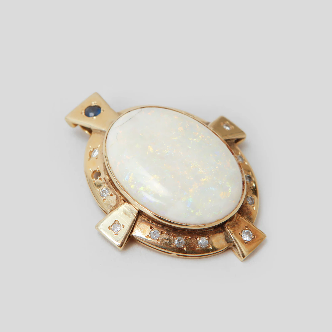 HÄNGE, 14k guld, cabochonslipad opal, safir samt diamanter, vikt ca 16 gram.