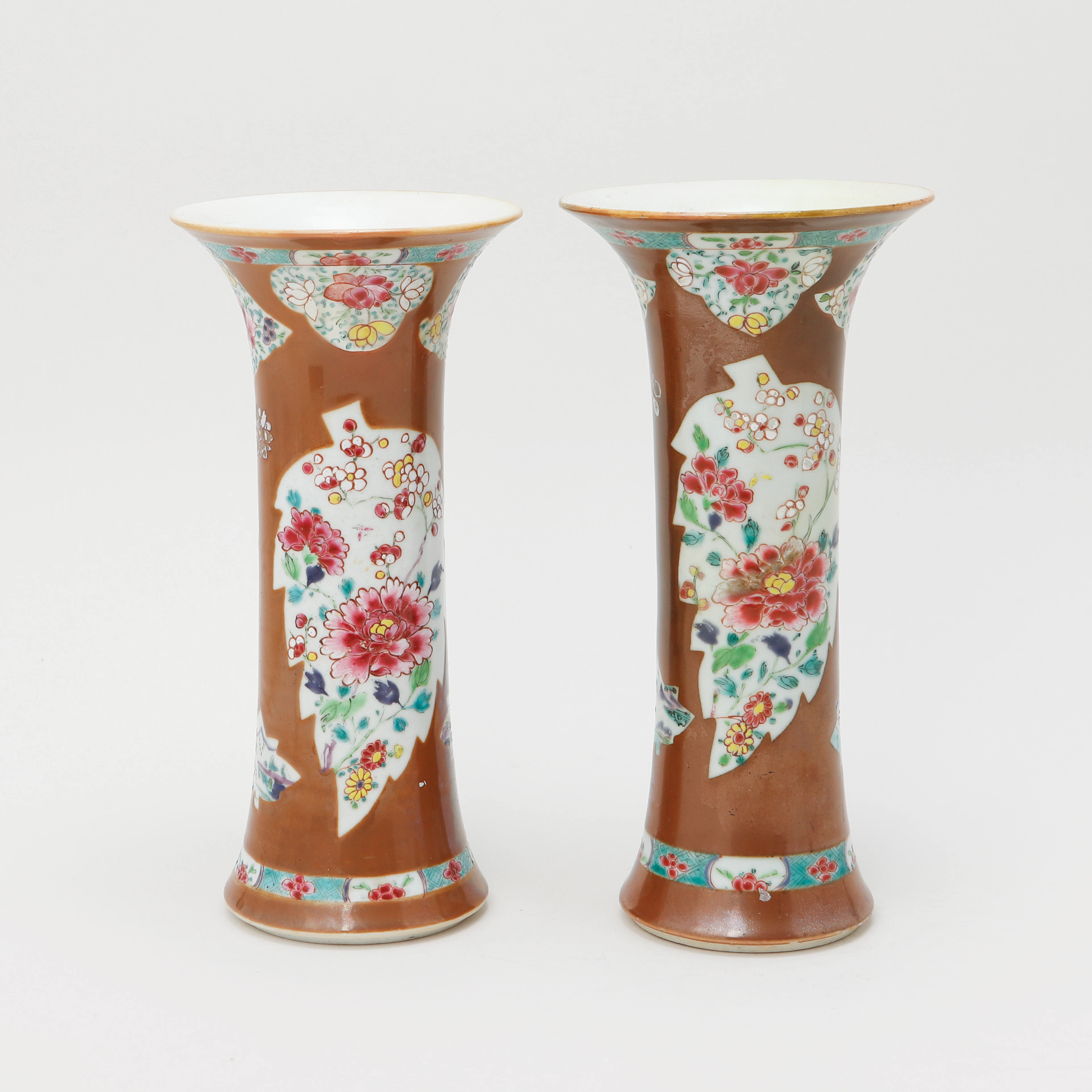 TRUMPETVASER, ett par, porslin, Kina, 1700-tal.