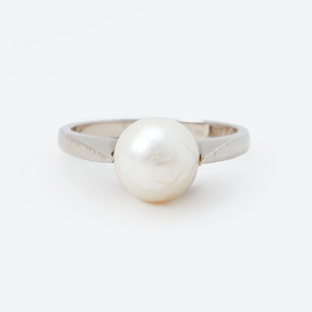 RING, 18k vitguld samt odlad pärla, vikt ca 4,4 gram.