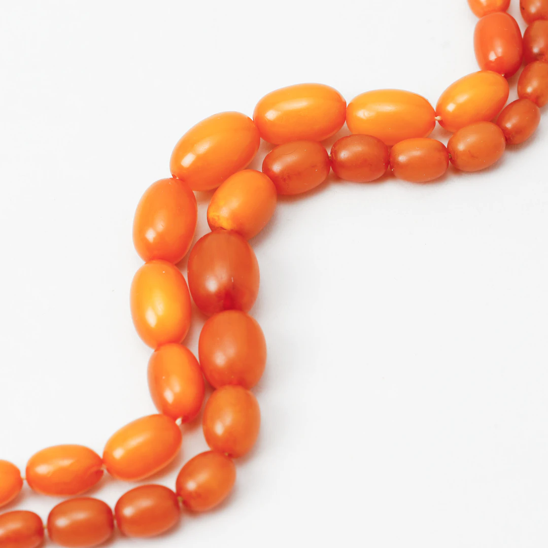 COLLIER, 2 st, ovalslipad bärnsten.