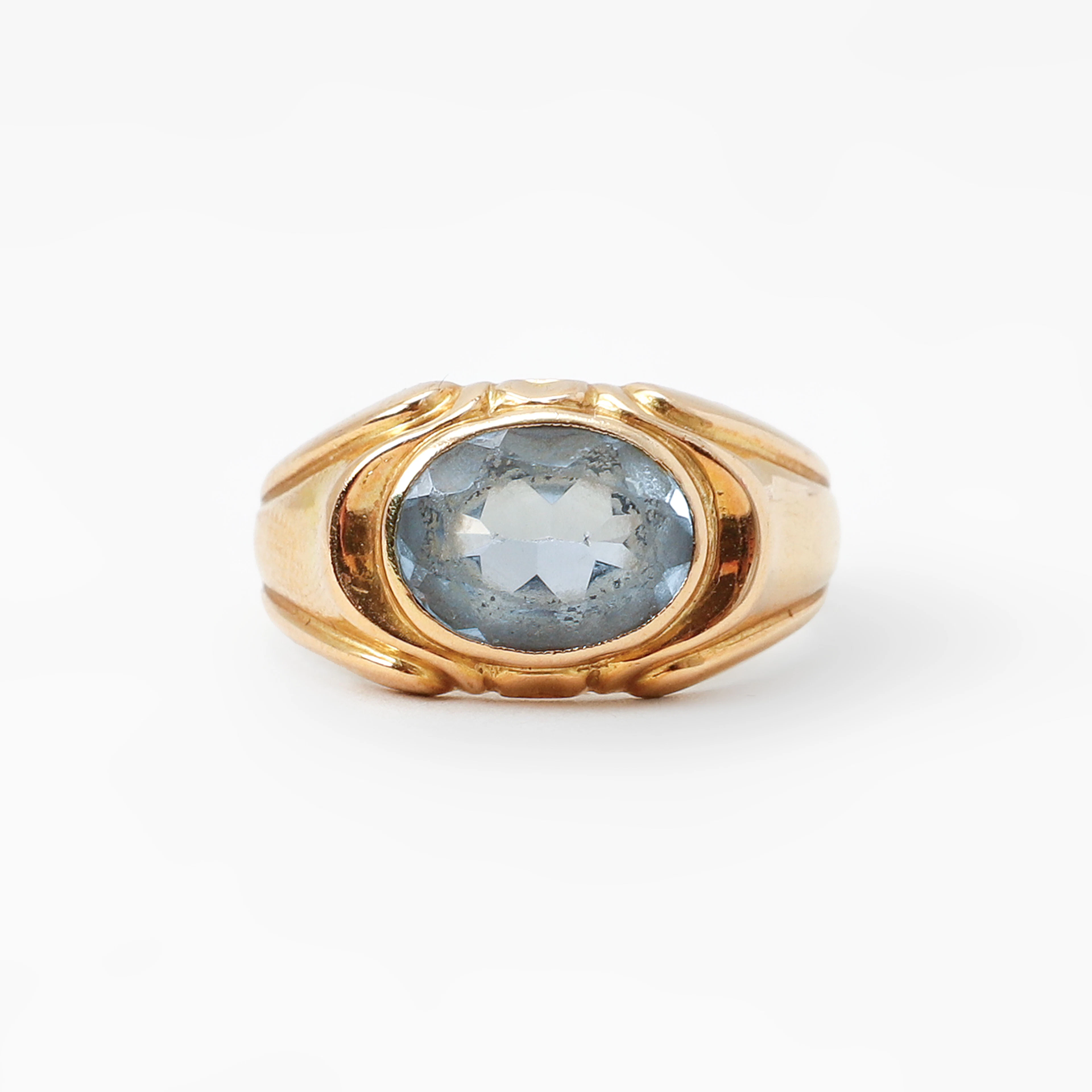 RING, 18k guld med syntetisk spinell. Vikt 3.5 gram.