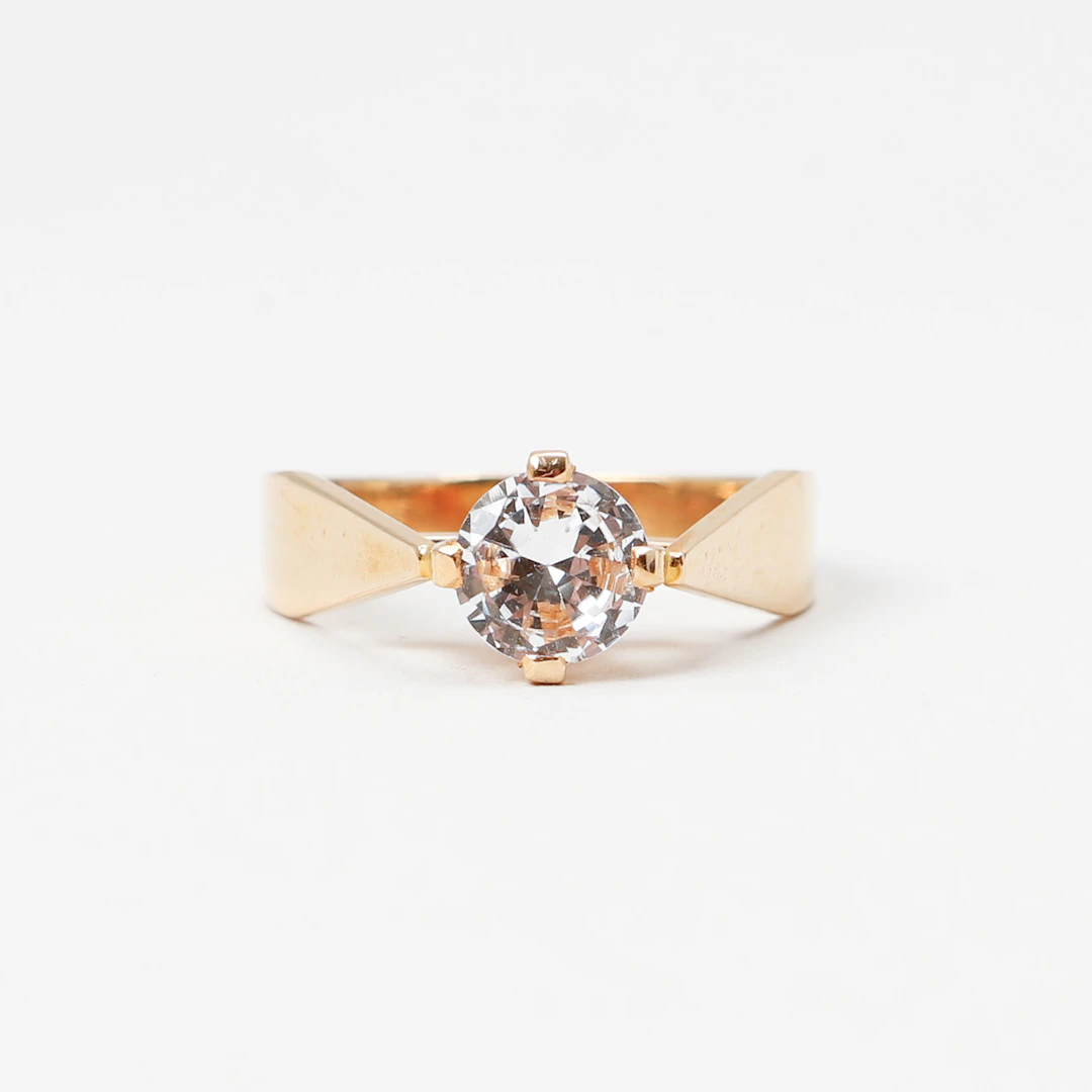 RING, 18k guld och syntetisk sten, Alton Falköping 1967. Vikt ca 4,3 g.