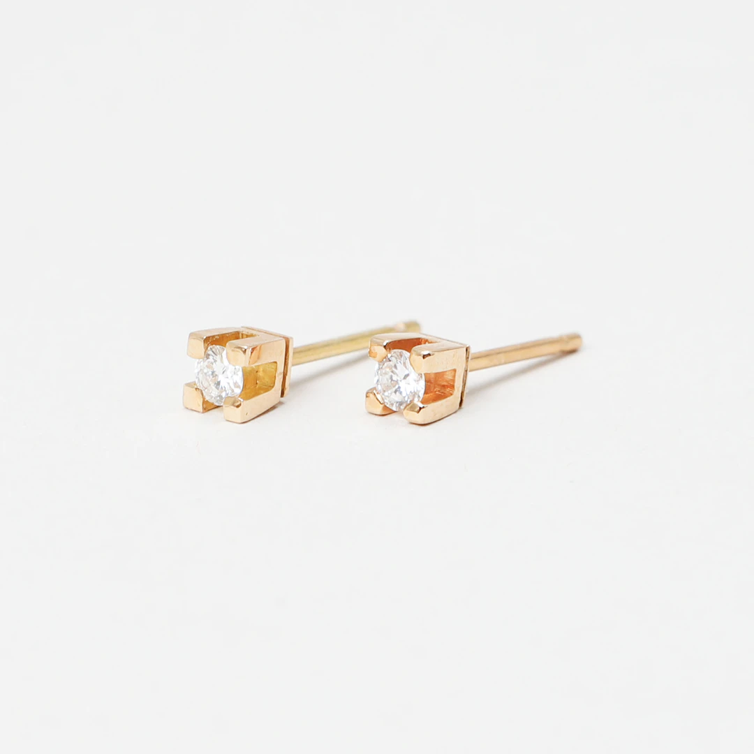 ÖRHÄNGEN, 1 par, 18k guld och 2 diamanter ca 0,10 ct vardera. Vikt ca 1,2 g.