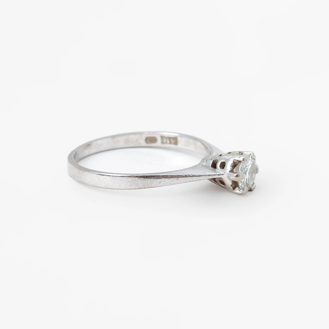 RING, 18k vitguld, briljantslipad diamant 0,32ct, vikt ca 2,1 gram.