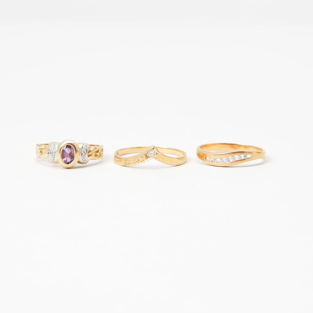 RINGAR, 3 st, 18k guld med diamanter och syntetisk lila sten. Vikt ca 6,2 g.