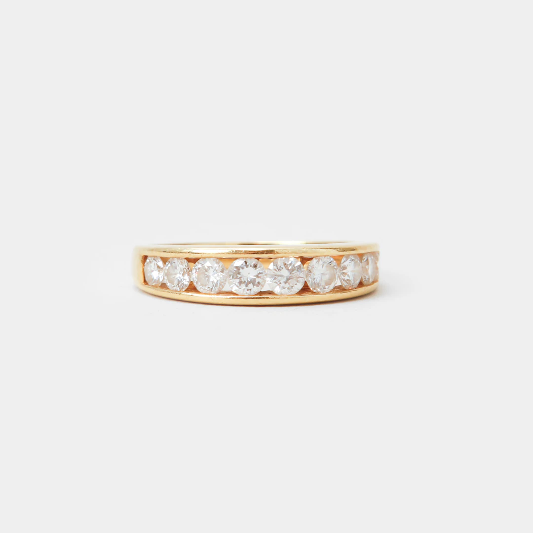RING, 18k guld samt 9 briljantslipade diamanter ca 0,95ct, vikt ca 3,4 gram.