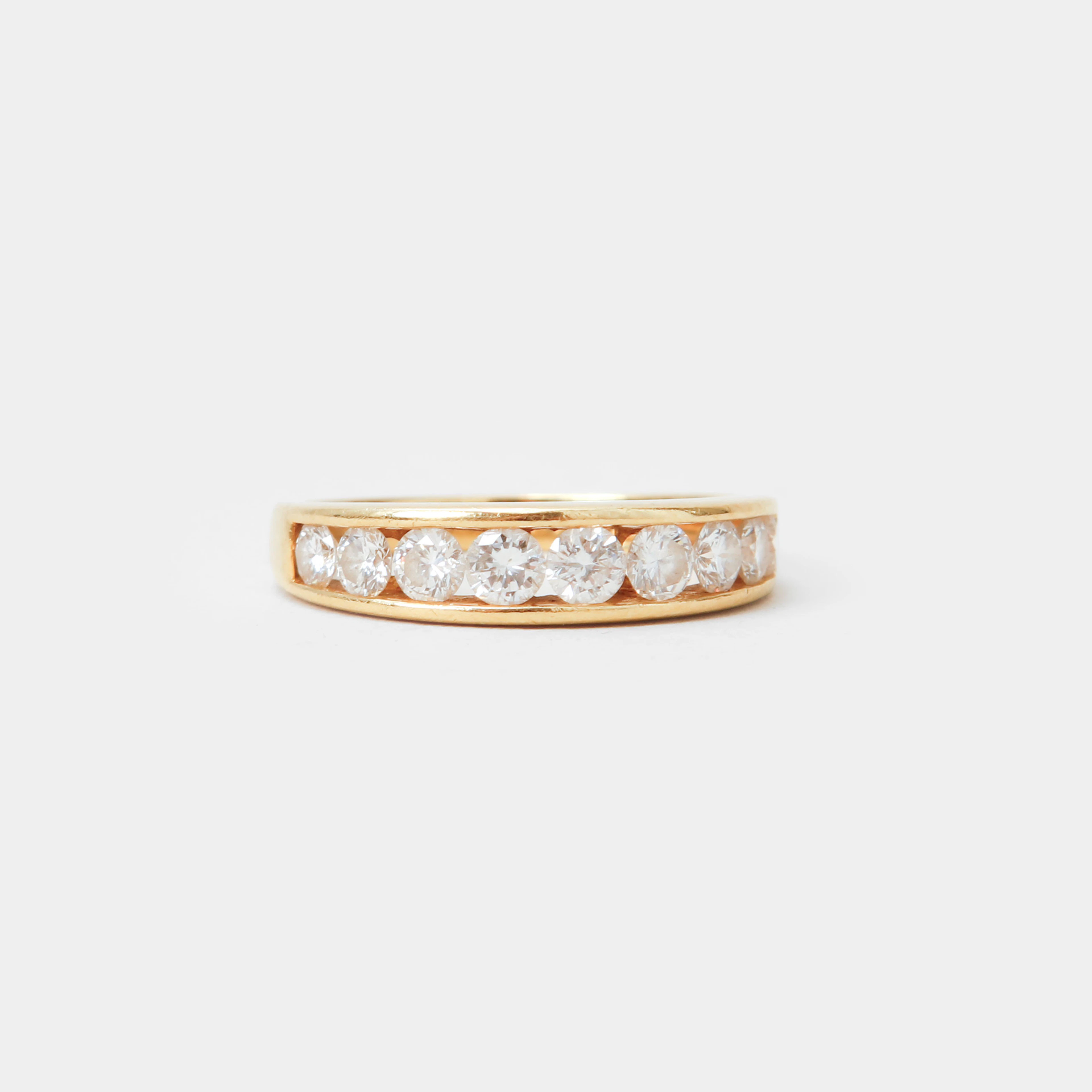 RING, 18k guld samt 9 briljantslipade diamanter ca 0,95ct, vikt ca 3,4 gram.