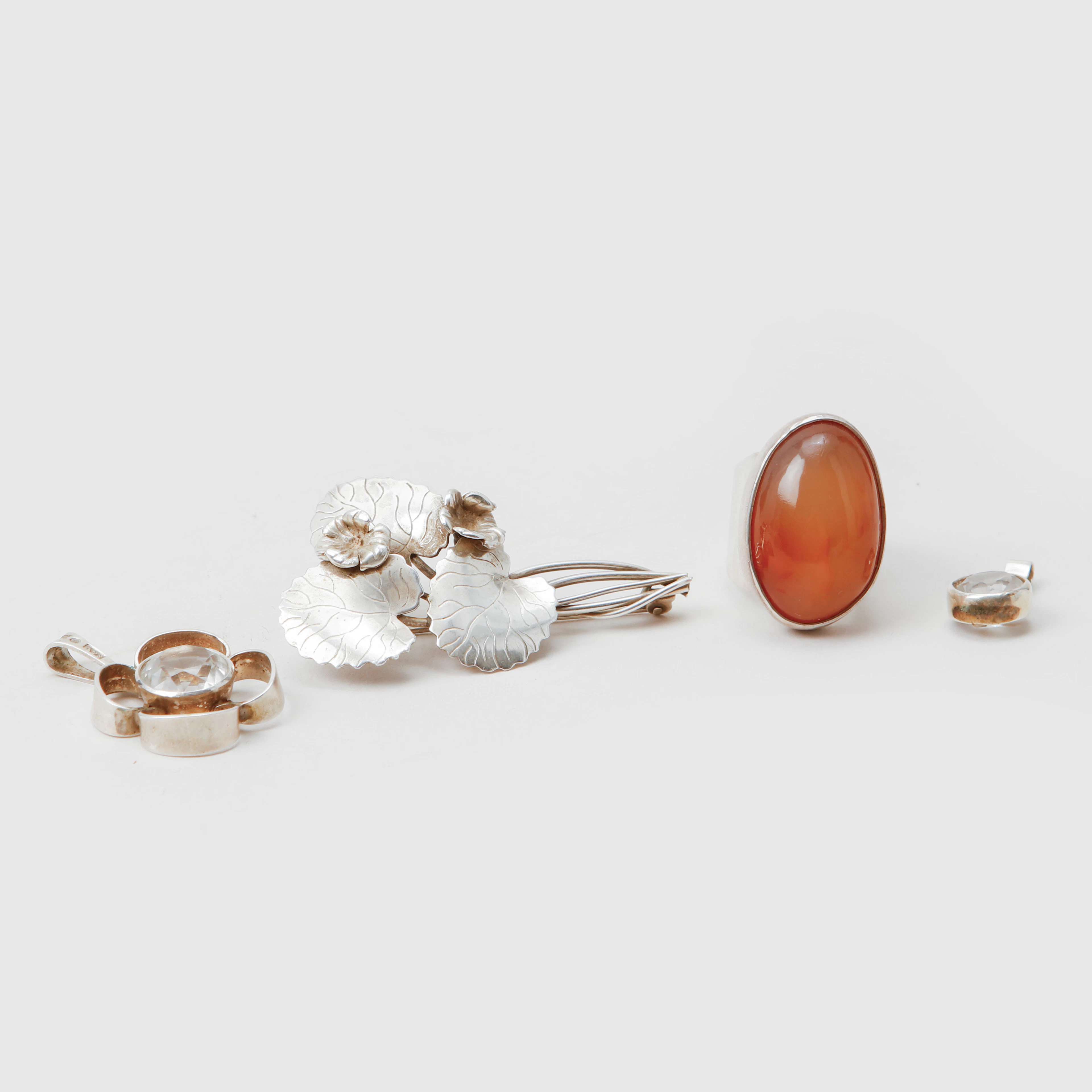 HÄNGEN, 2 st, RING samt BROSCH, silver, stenar.