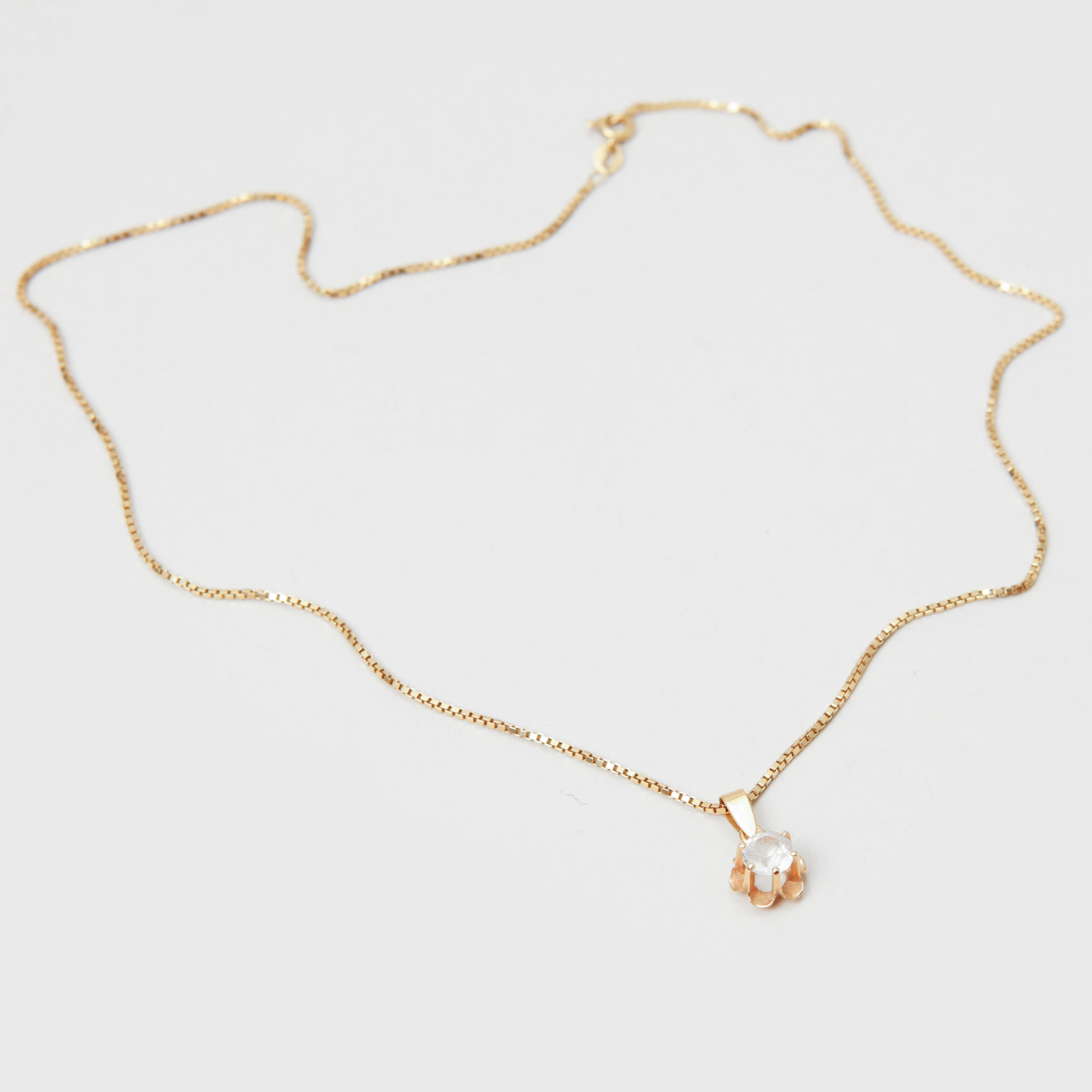 HÄNGE med KEDJA, 18k guld, syntetisk sten, vikt ca 3,7 gram.