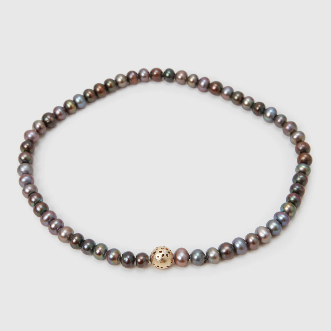 CHARLOTTE LYNGGARD. Collier med svarta pärlor och lås i 18k guld och diamanter.