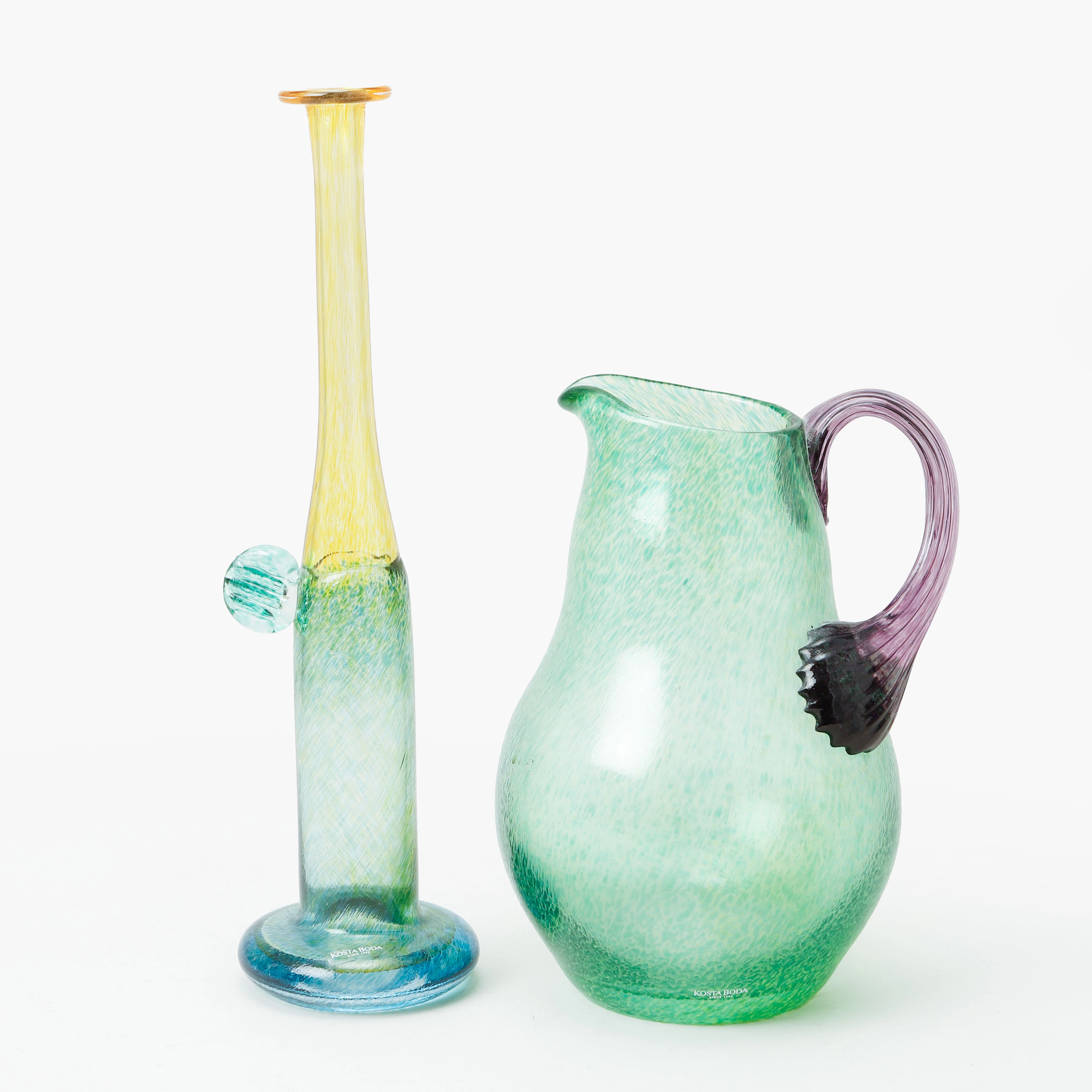 GUNNEL SAHLIN & BERTIL VALLIEN. Kanna och vas, glas, Kosta Boda.