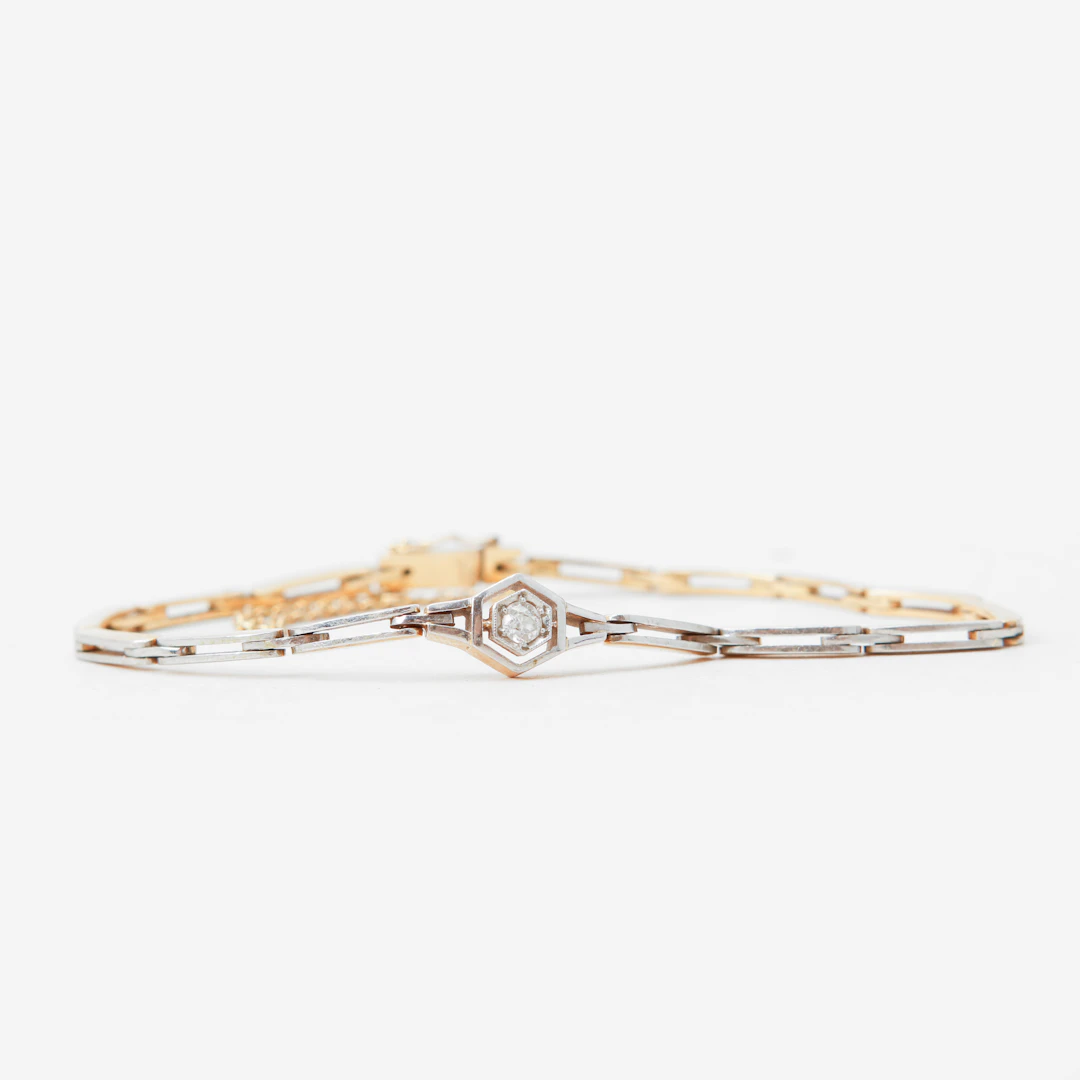 ARMBAND, 18k tvåfärgat guld med 1 diamant. Vikt ca 8,5 g.