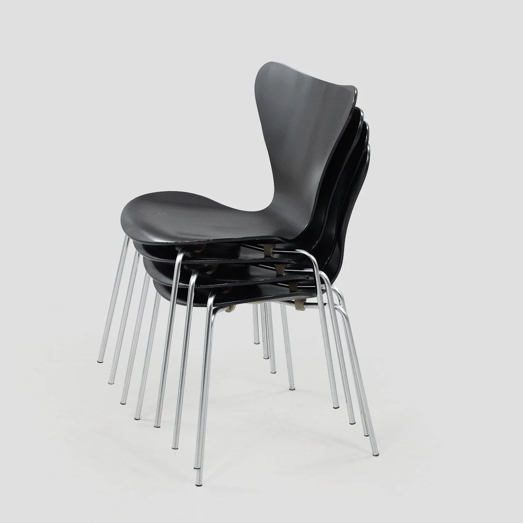ARNE JACOBSEN. Stolar, 4 stycken, "Sjuan" för Fritz Hansen, 1970-71.